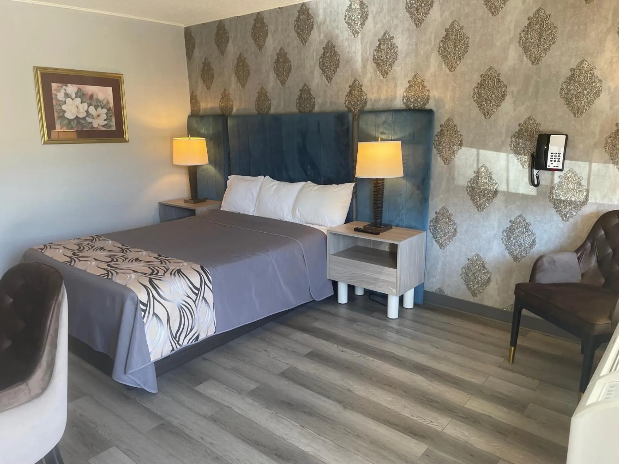 Bed in Village Inn of Hardy