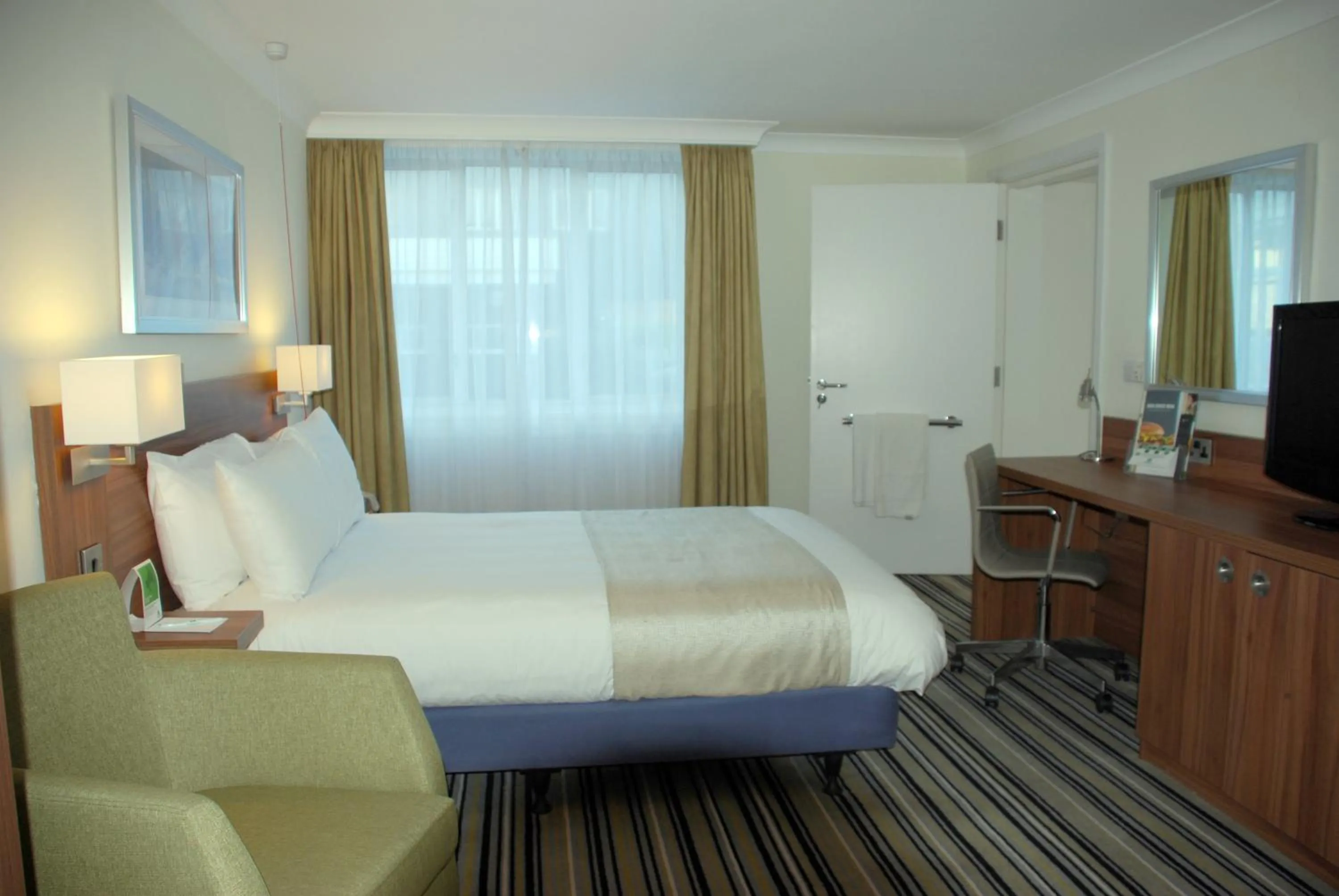 Photo of the whole room, Bed in Holiday Inn Washington by IHG