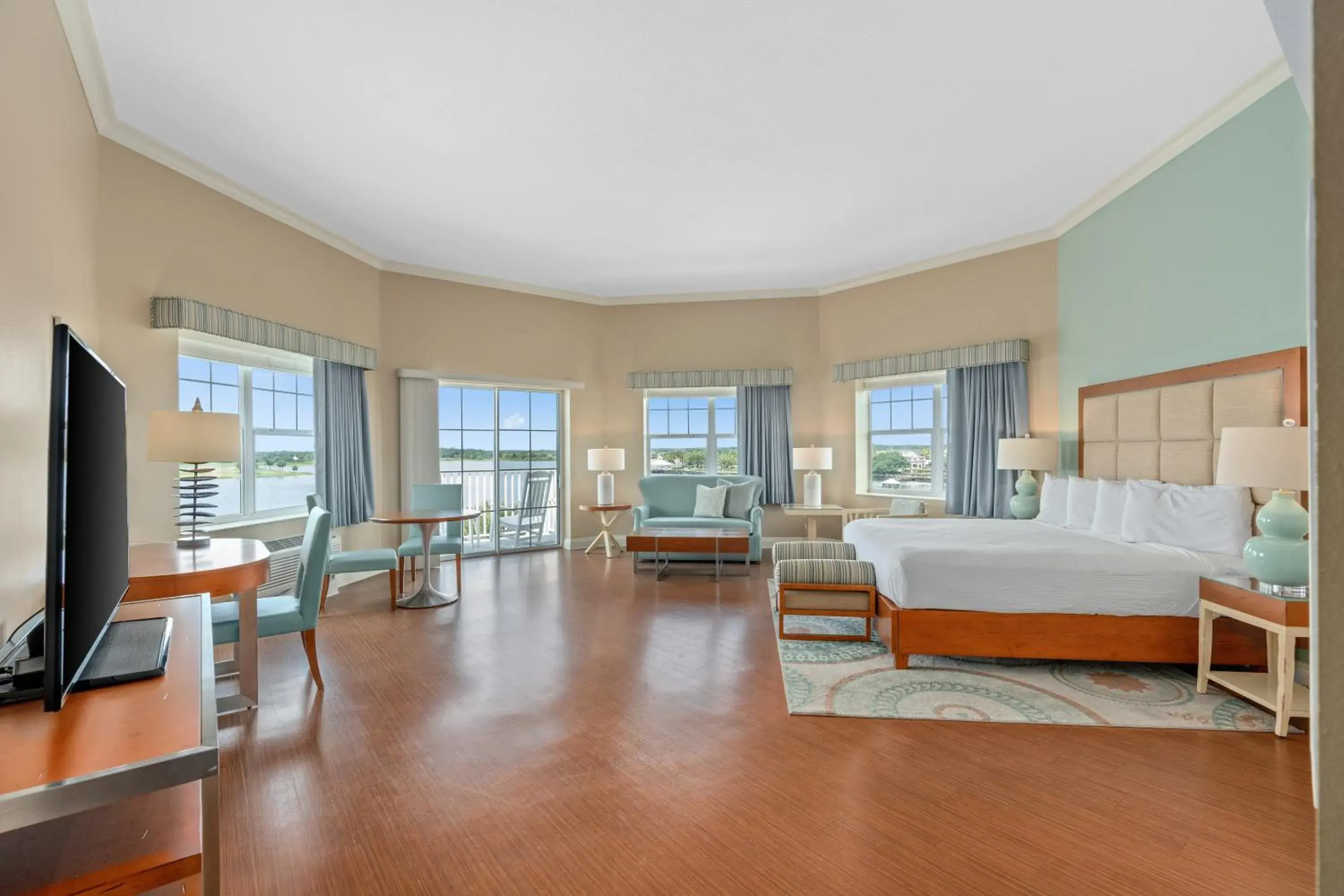 Executive Suite in The Waterfront Inn Executive Suite in The Waterfront Inn