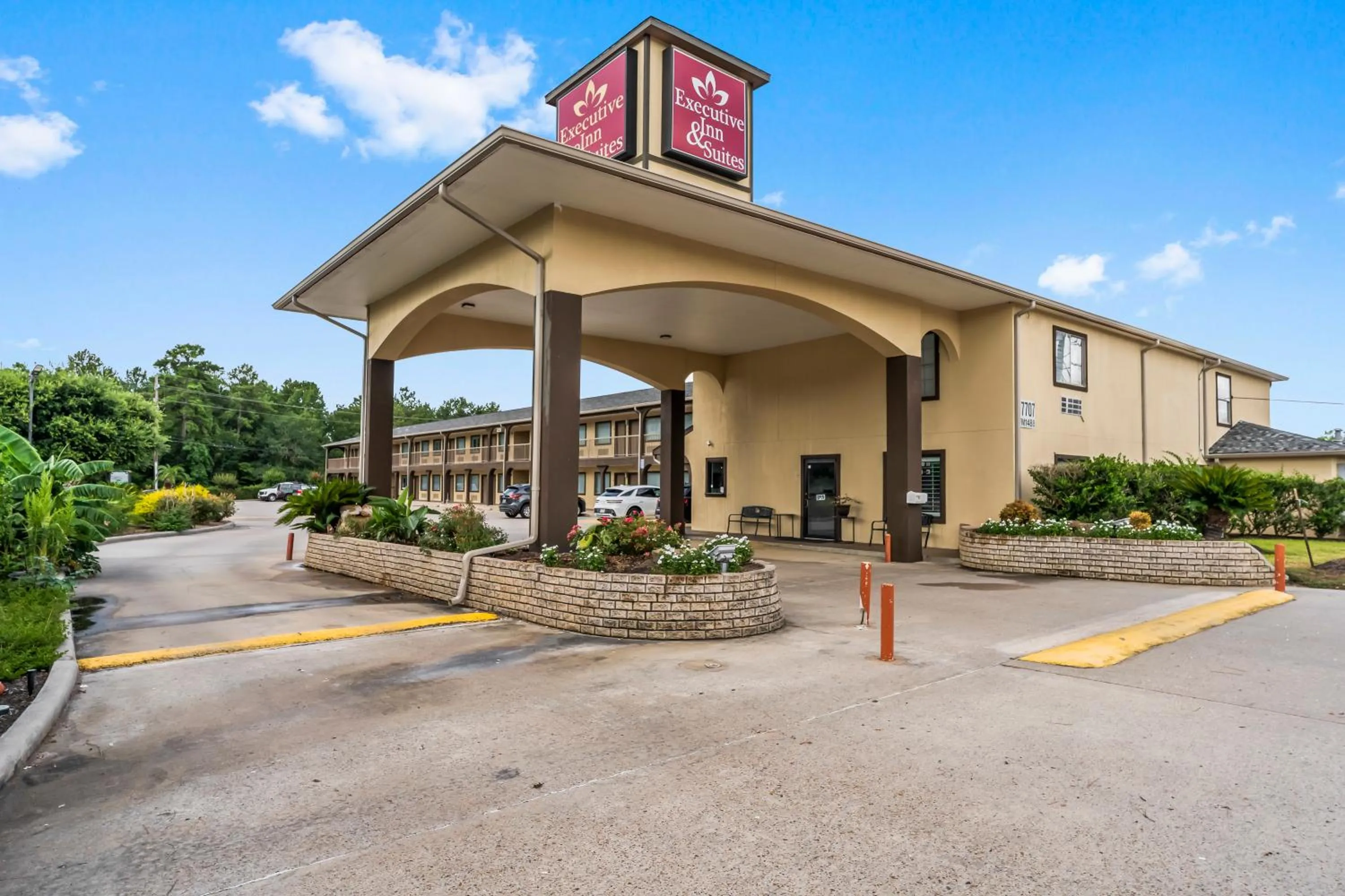 Property building in Executive Inn & Suites Magnolia