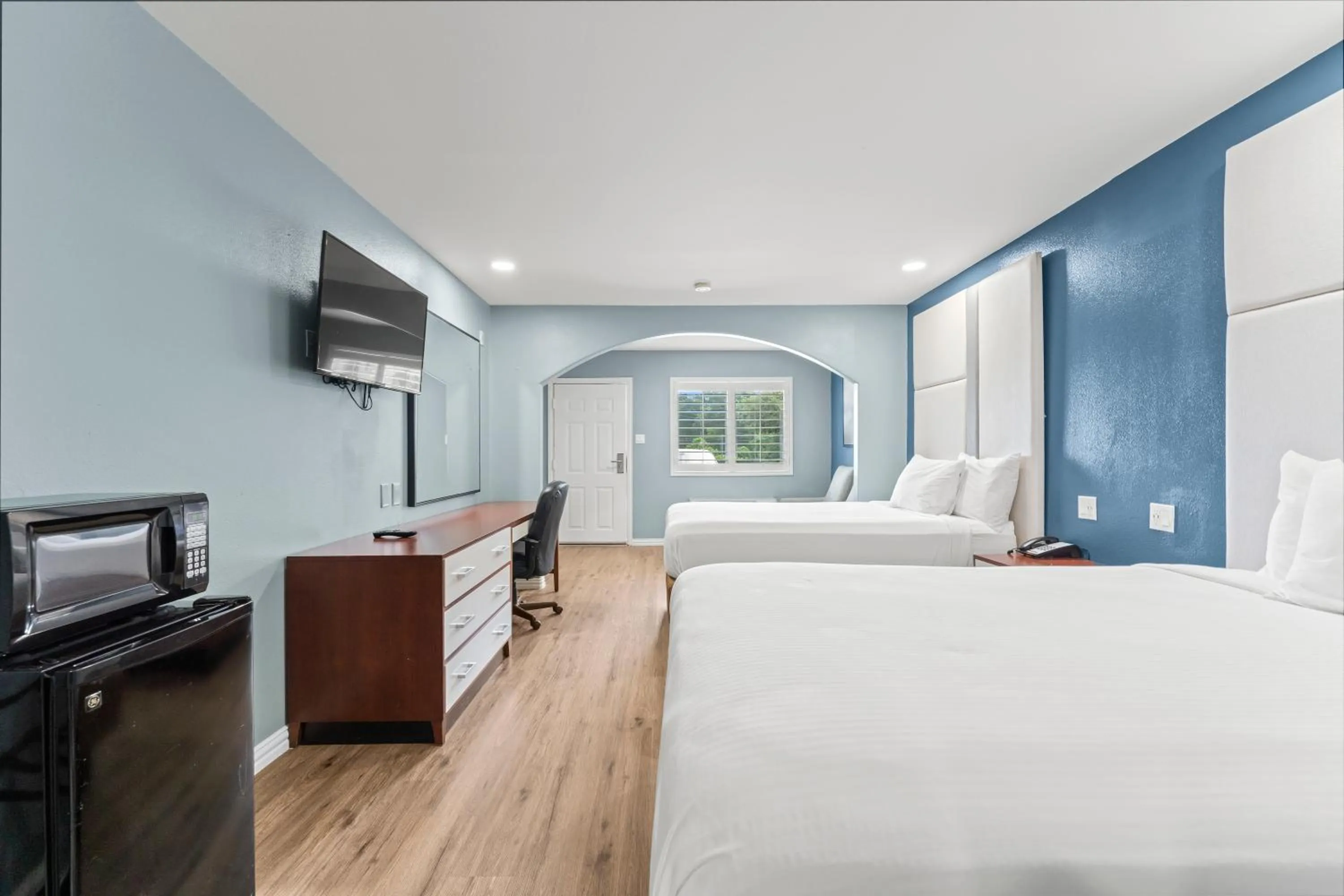 Bed in Executive Inn & Suites Magnolia