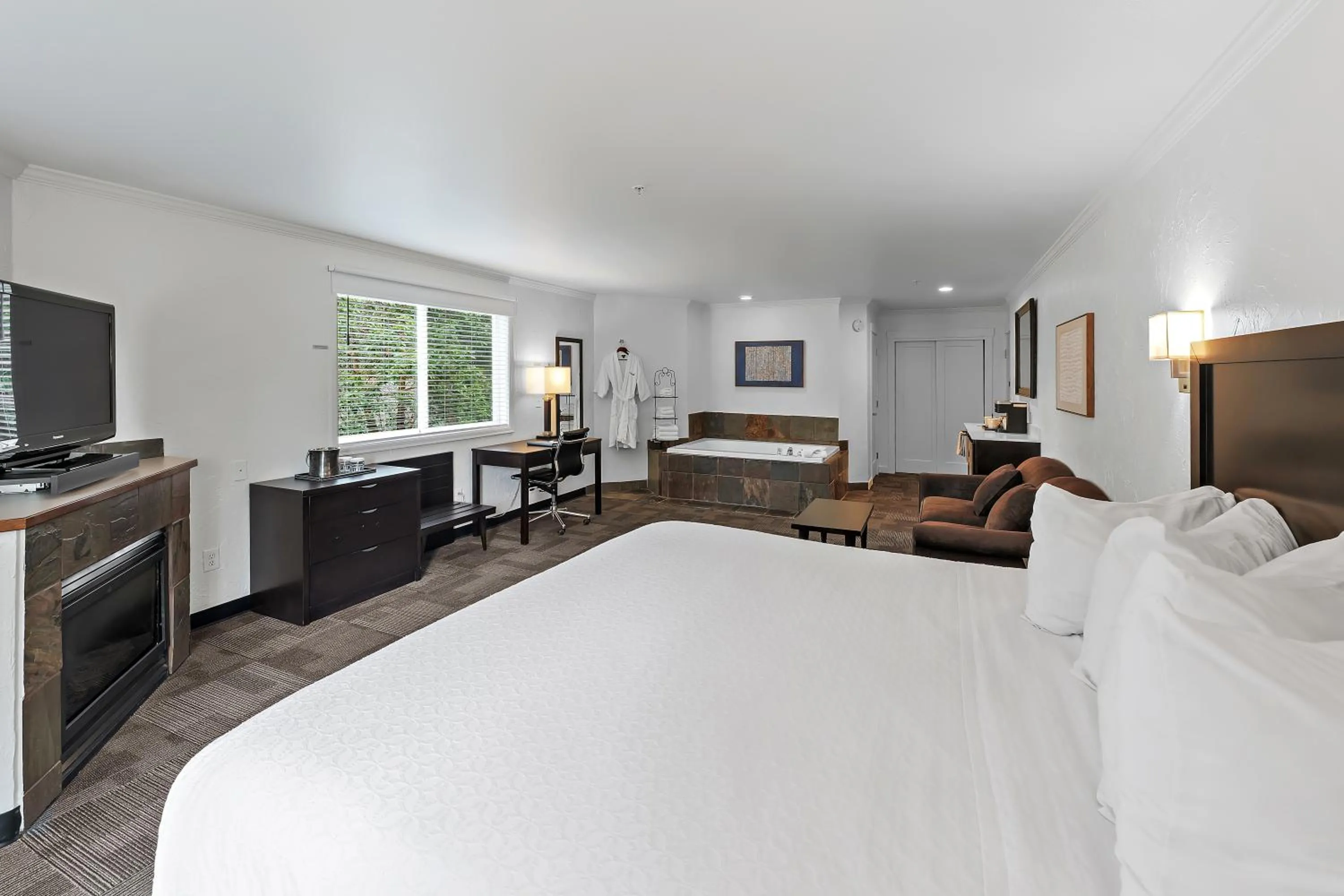 Bed in Best Western Wesley Inn & Suites