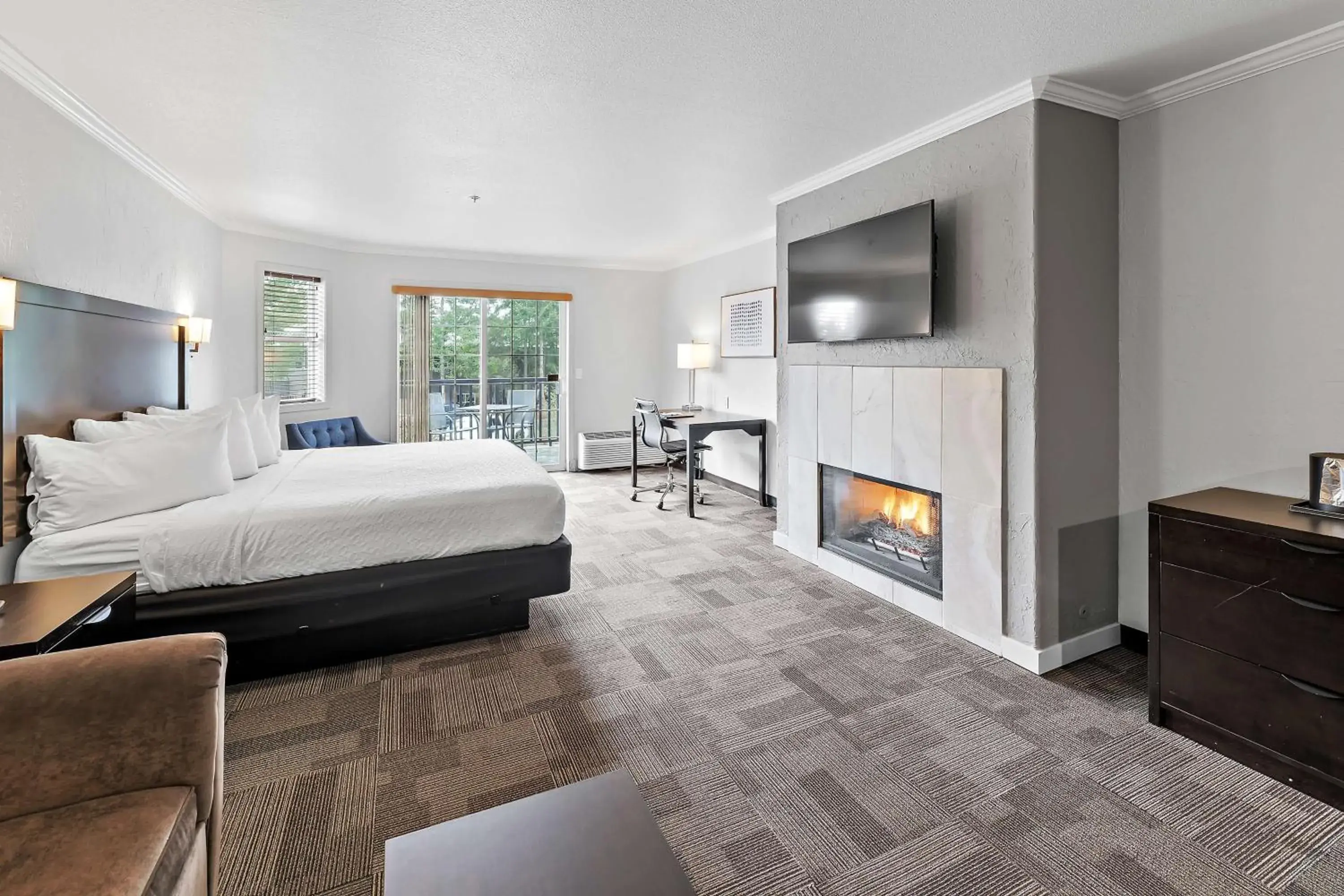 King Room with Fireplace - Non-Smoking in Best Western Wesley Inn & Suites King Room with Fireplace - Non-Smoking in Best Western Wesley Inn & Suites