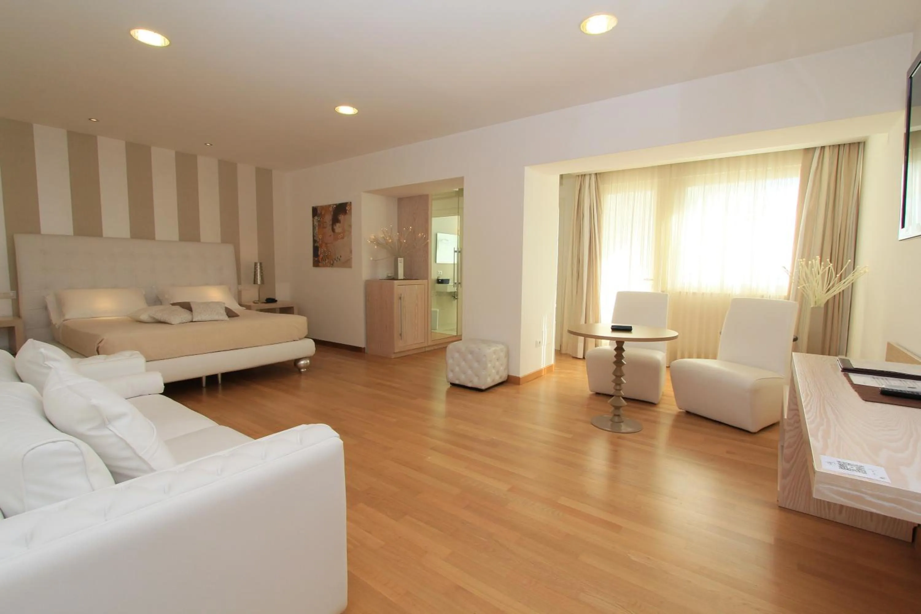 Photo of the whole room in Miralago