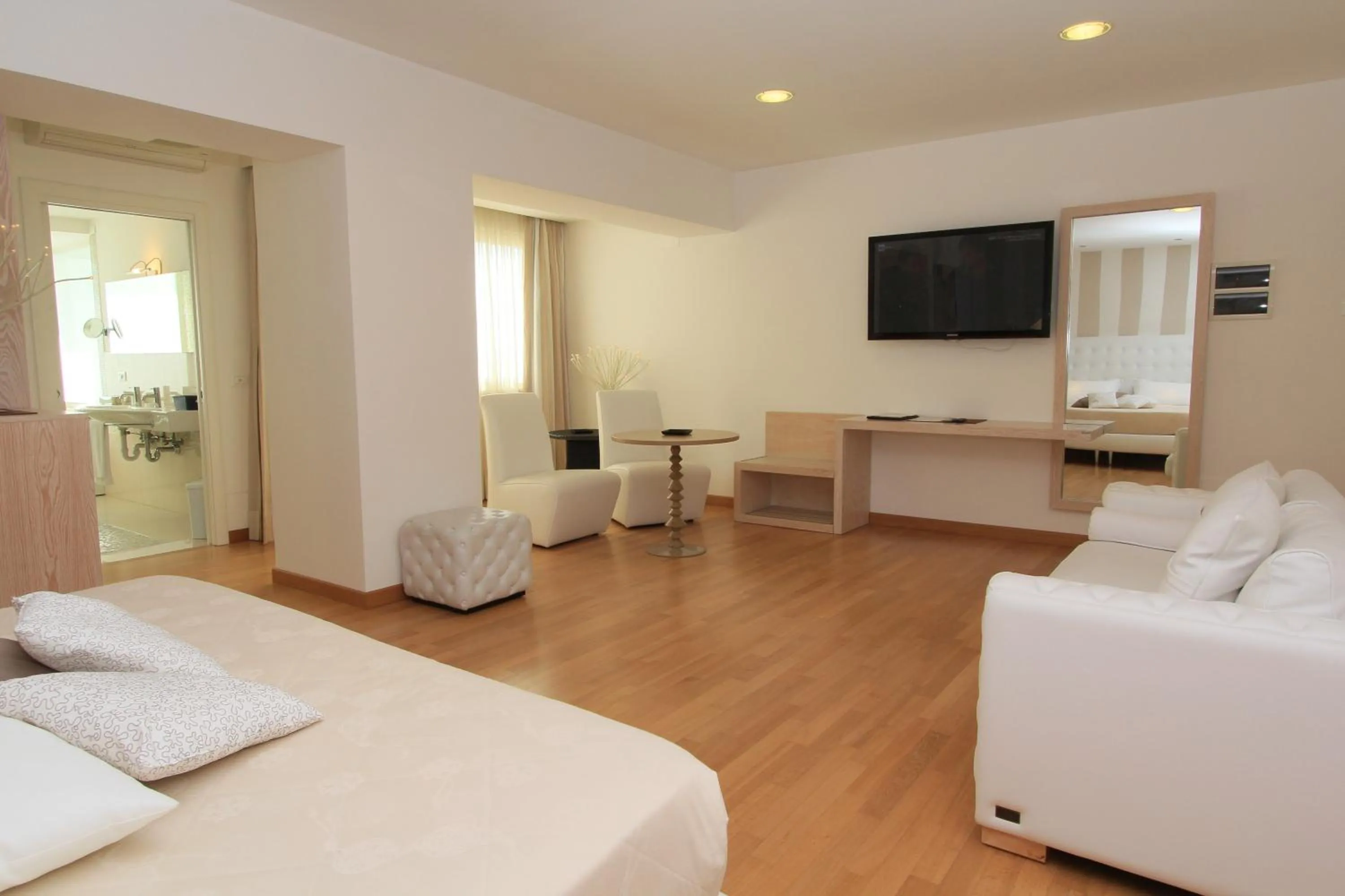 Photo of the whole room in Miralago