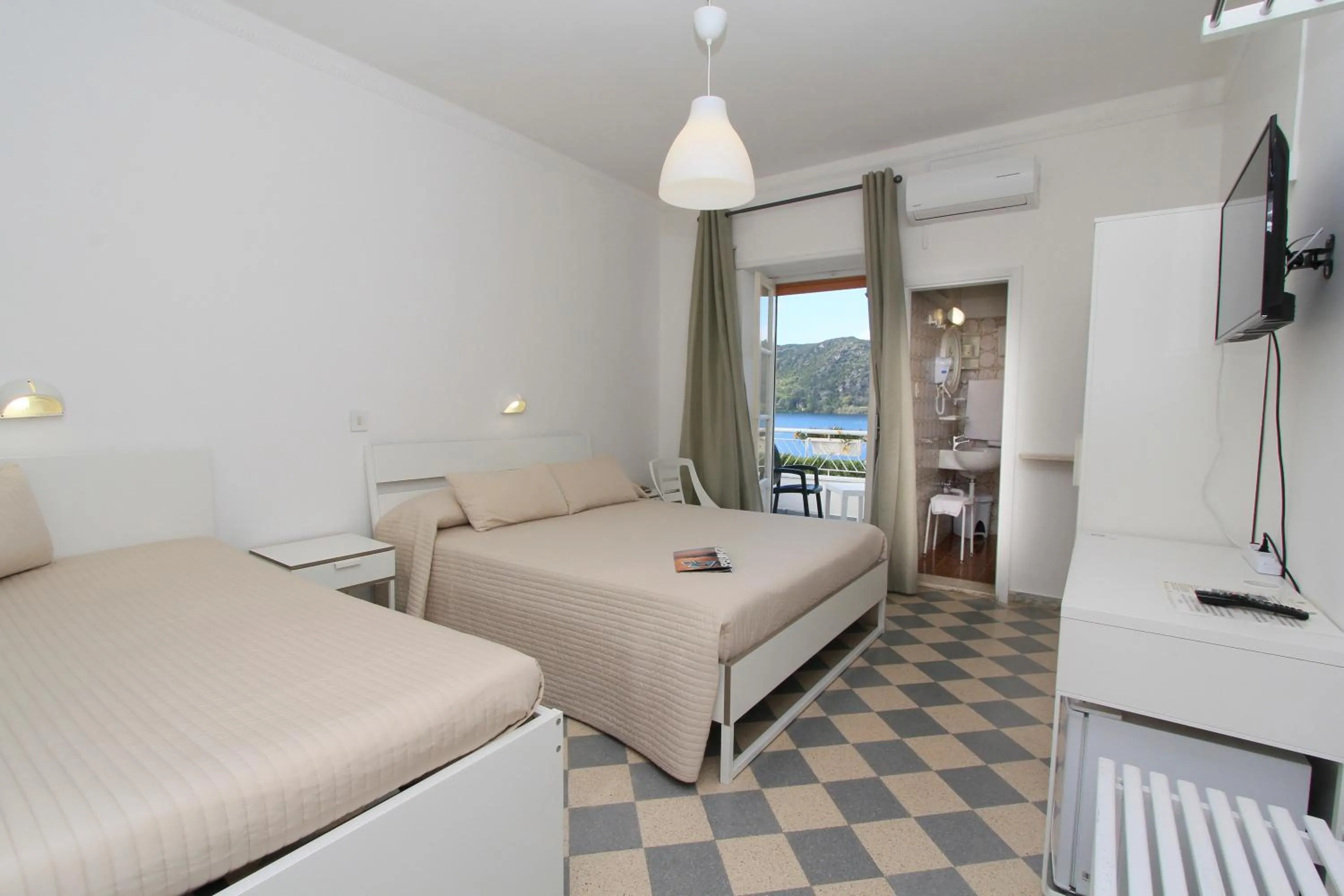 Photo of the whole room in Miralago