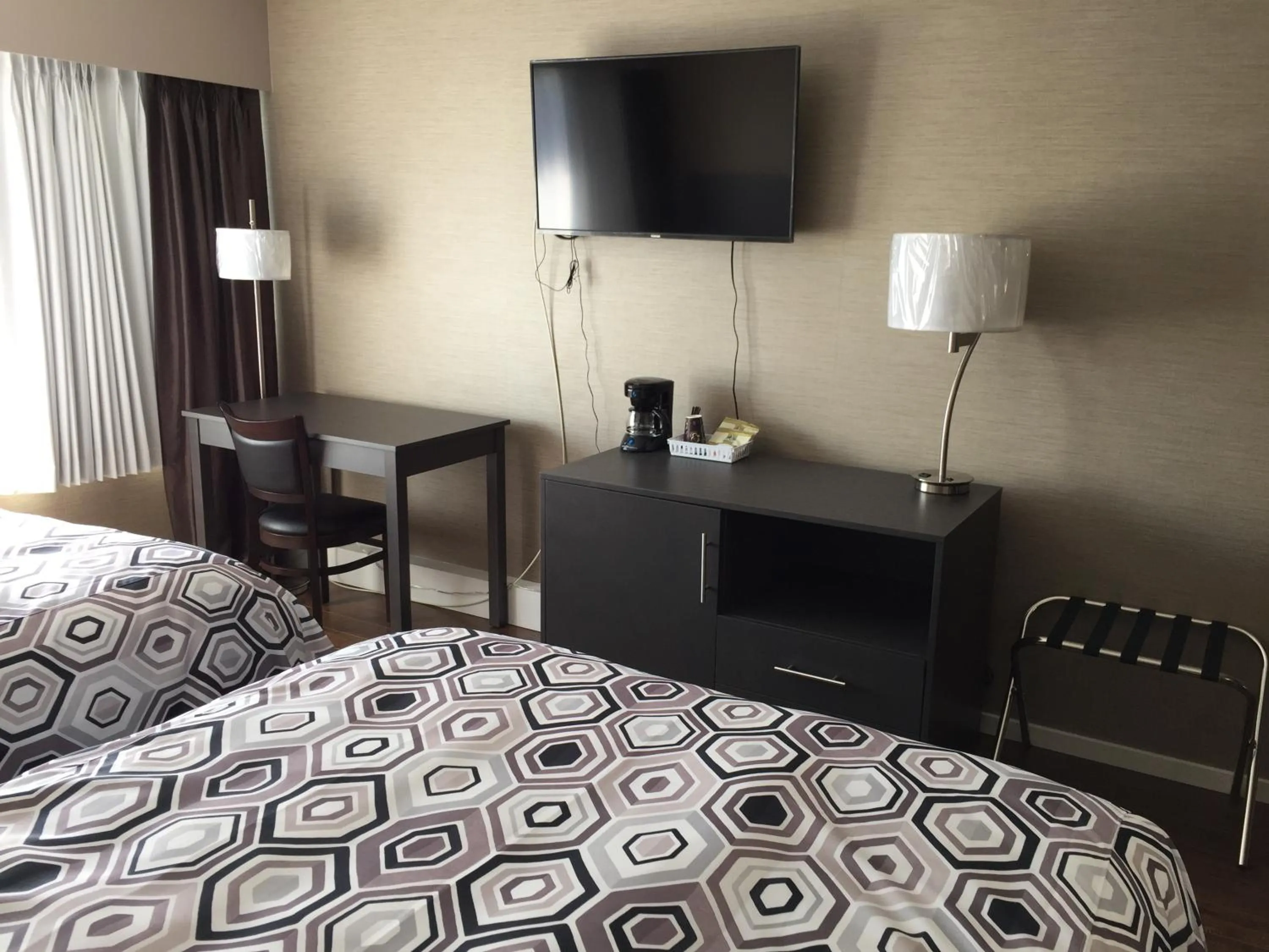 Standard Queen Room with Two Queen Beds in Dalewood Inn