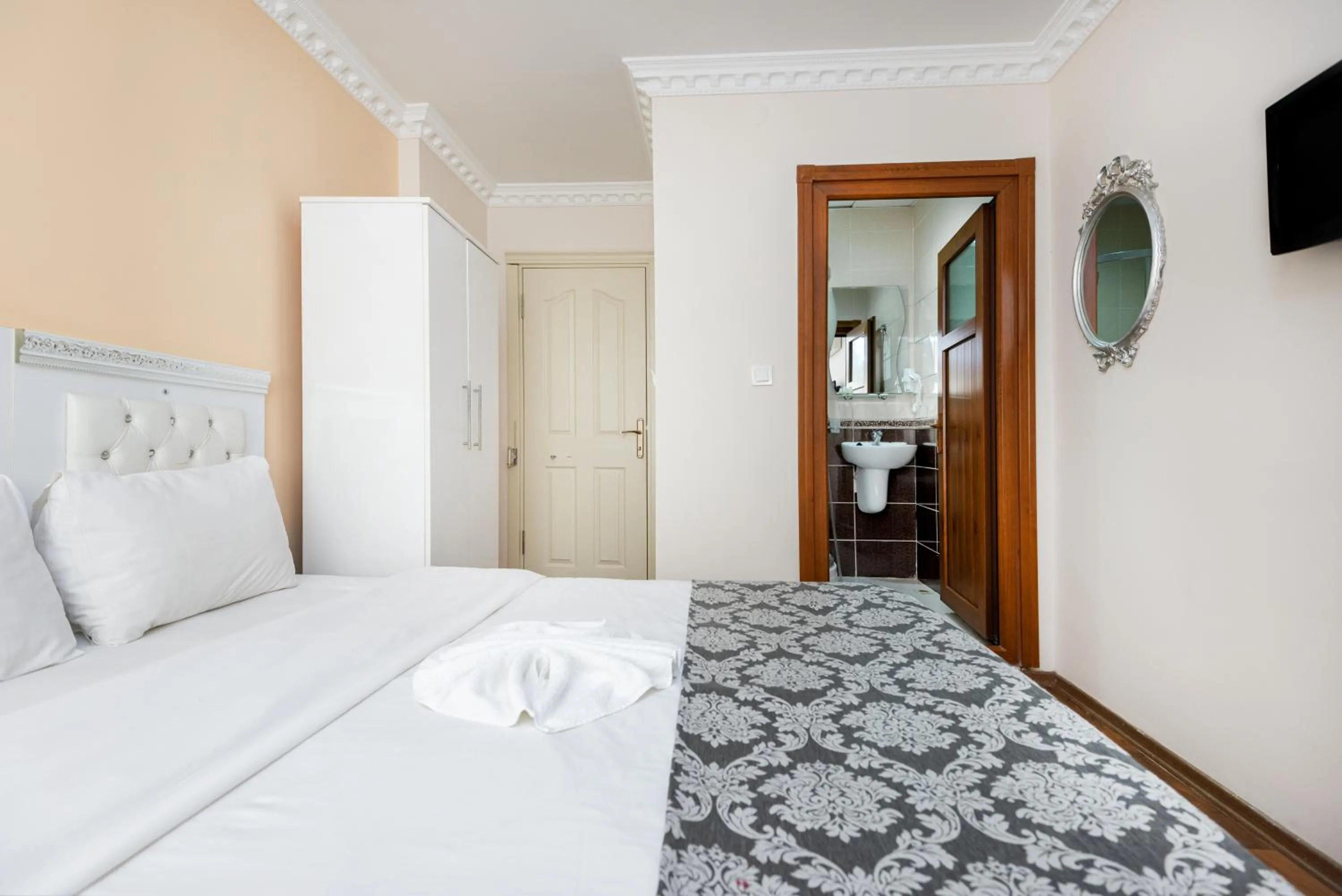 Photo of the whole room, Bed in Nar Hotel