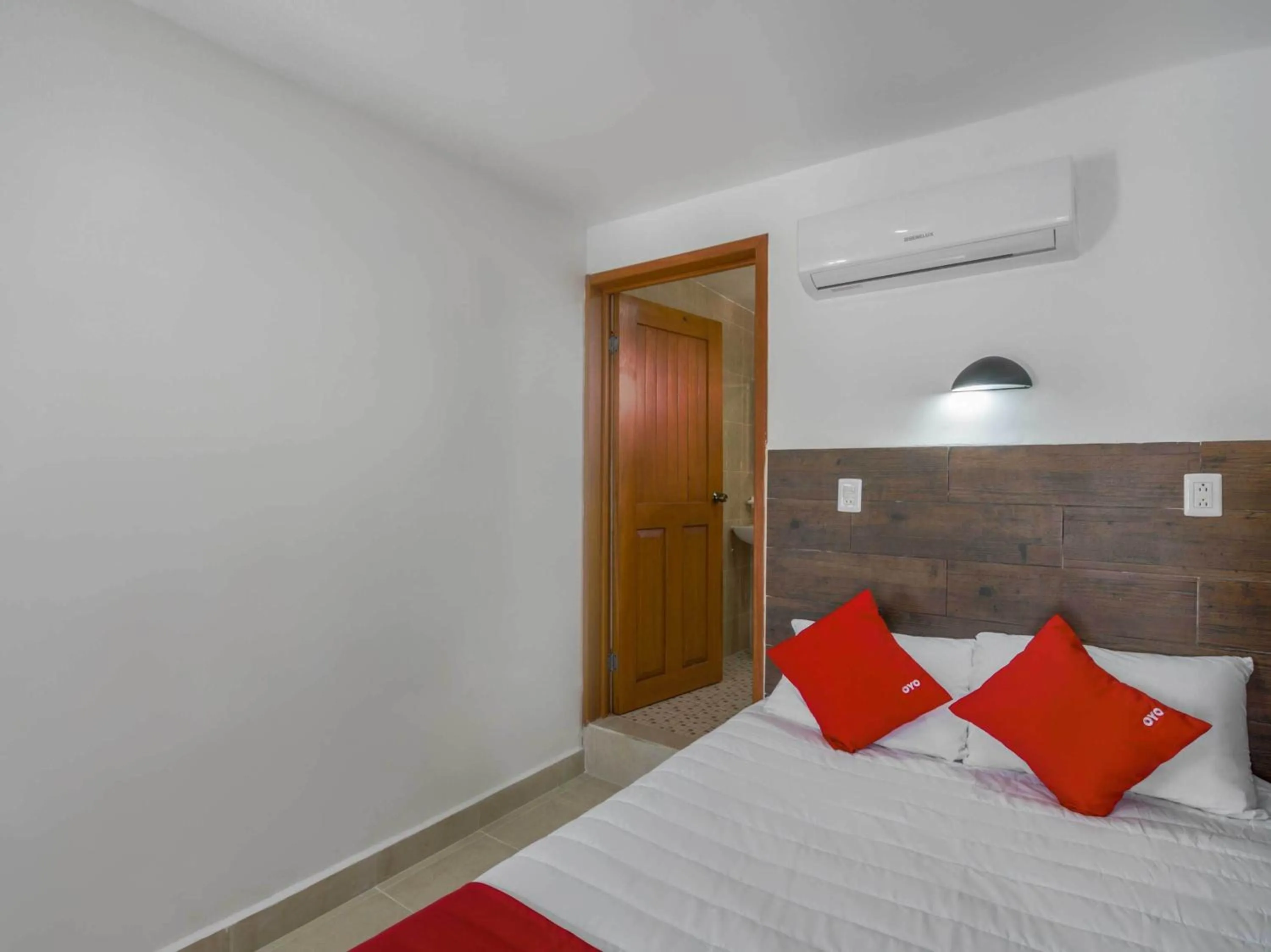 Bedroom, Bed in OYO Hotel Palma Real