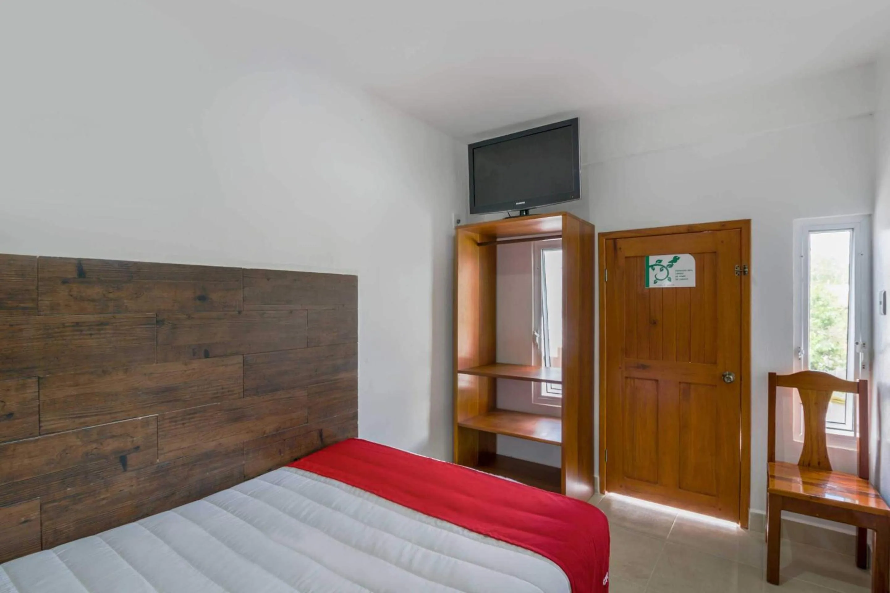 Bedroom, Bed in OYO Hotel Palma Real