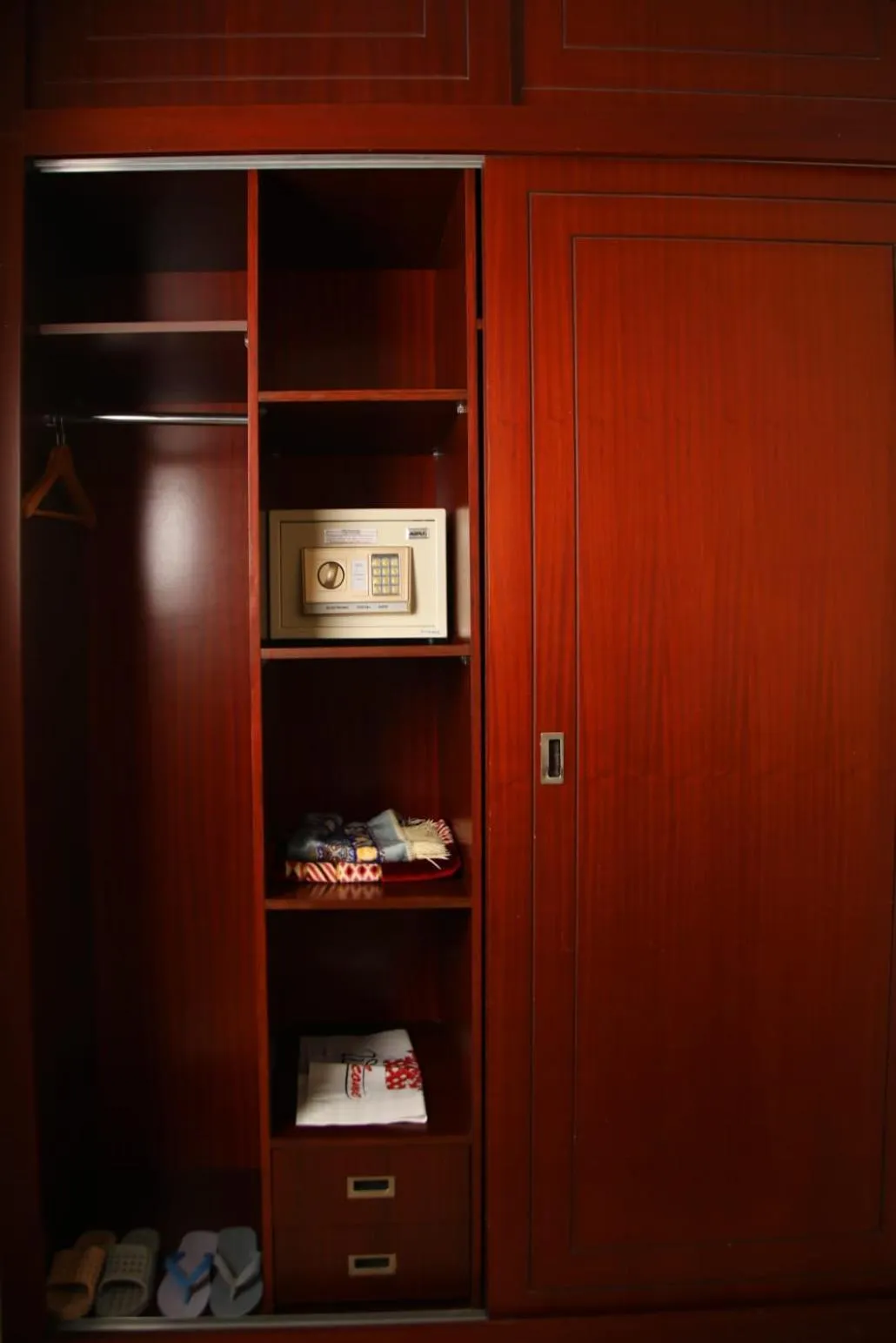 wardrobe in Al Ayjah Plaza Hotel