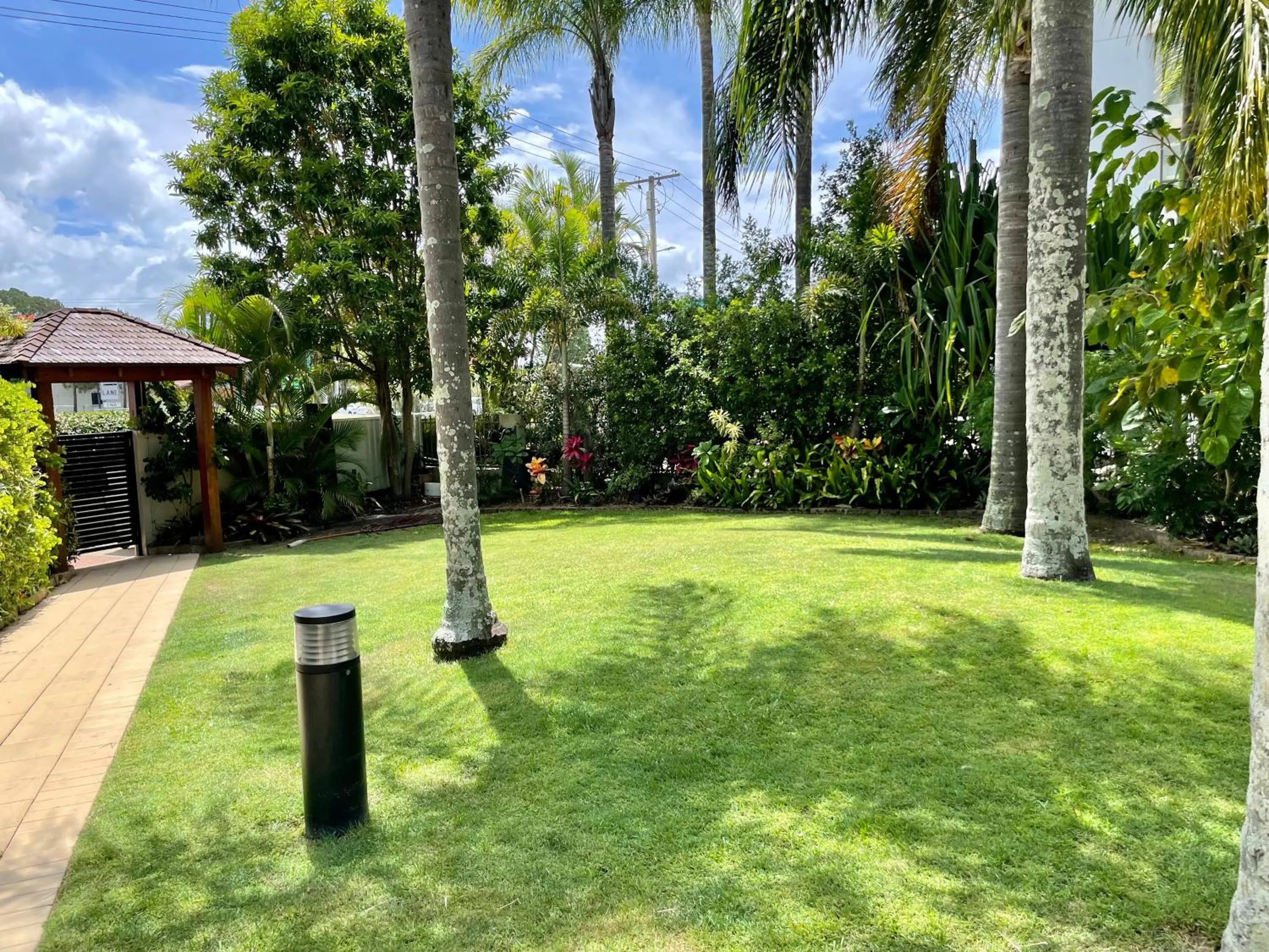 Property building in Burleigh Palms Holiday Apartments