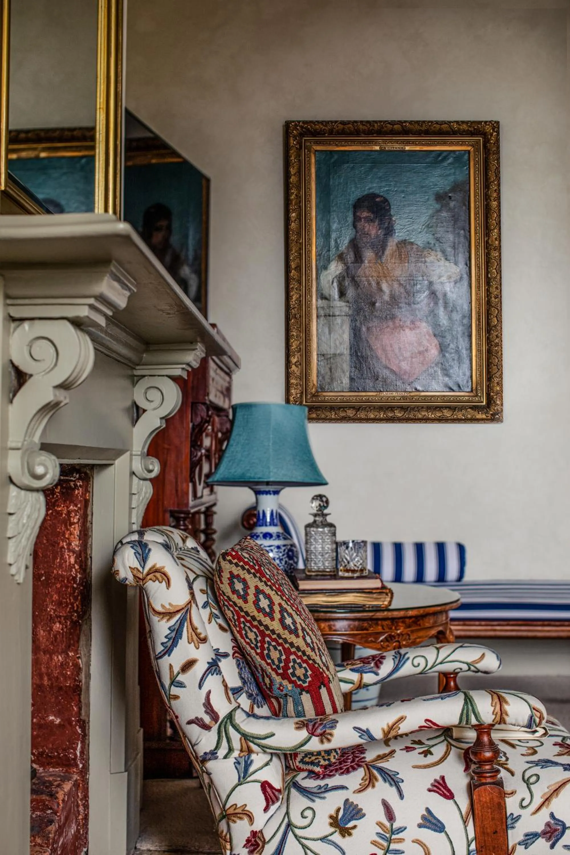 Seating area, Bed in The Corinda Collection