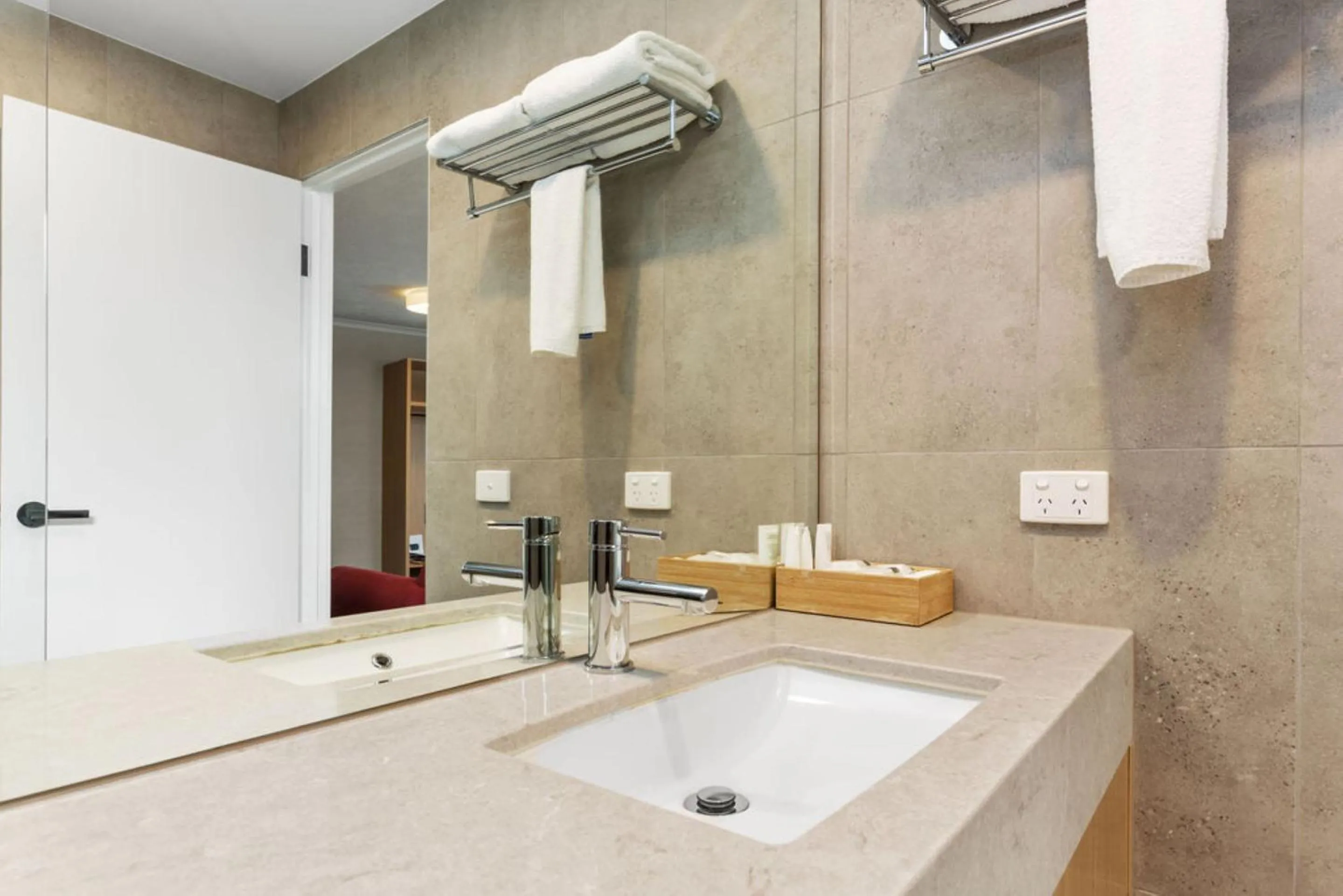 Bathroom in Apollo Bay Motel & Apartments