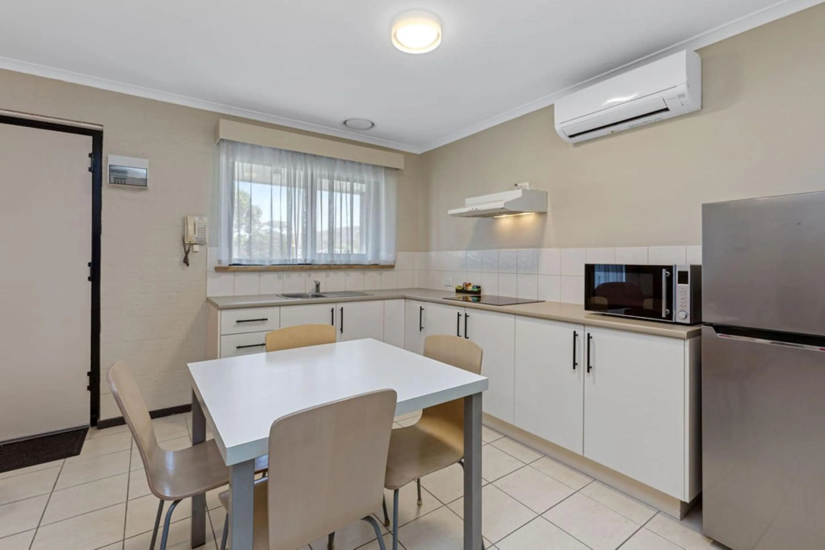 Kitchen or kitchenette in Apollo Bay Motel & Apartments