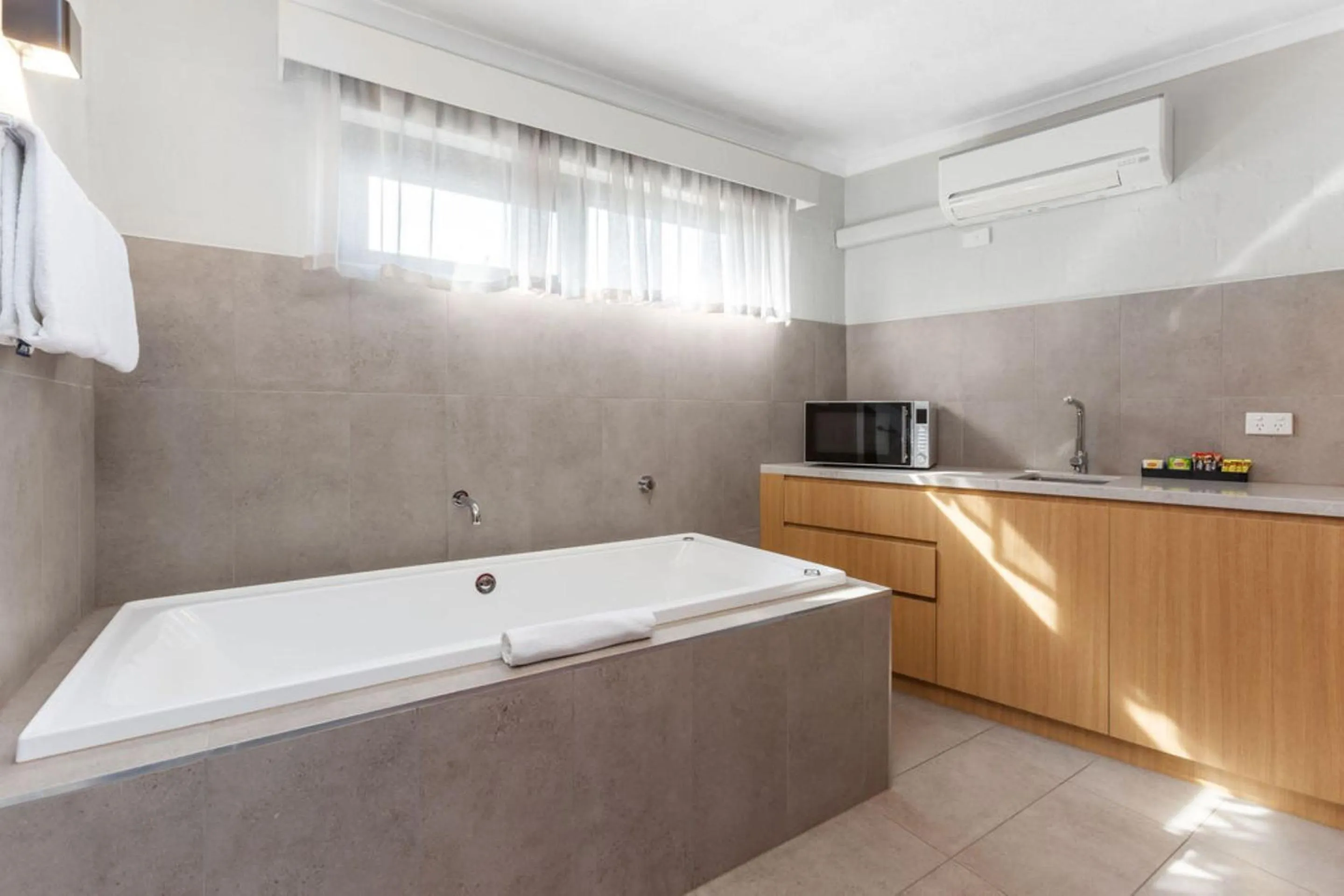 Hot Tub in Apollo Bay Motel & Apartments