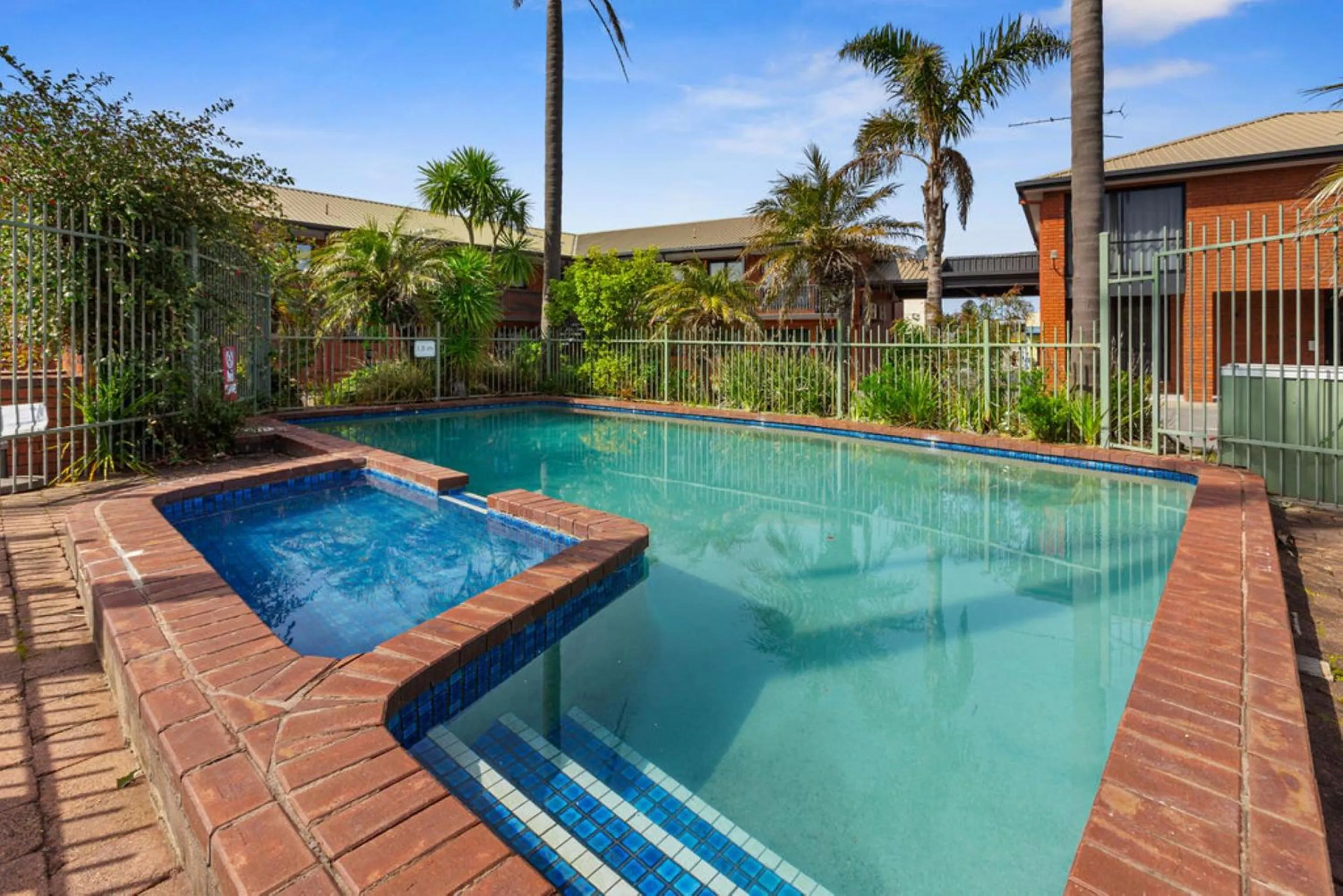 Swimming pool in Apollo Bay Motel & Apartments