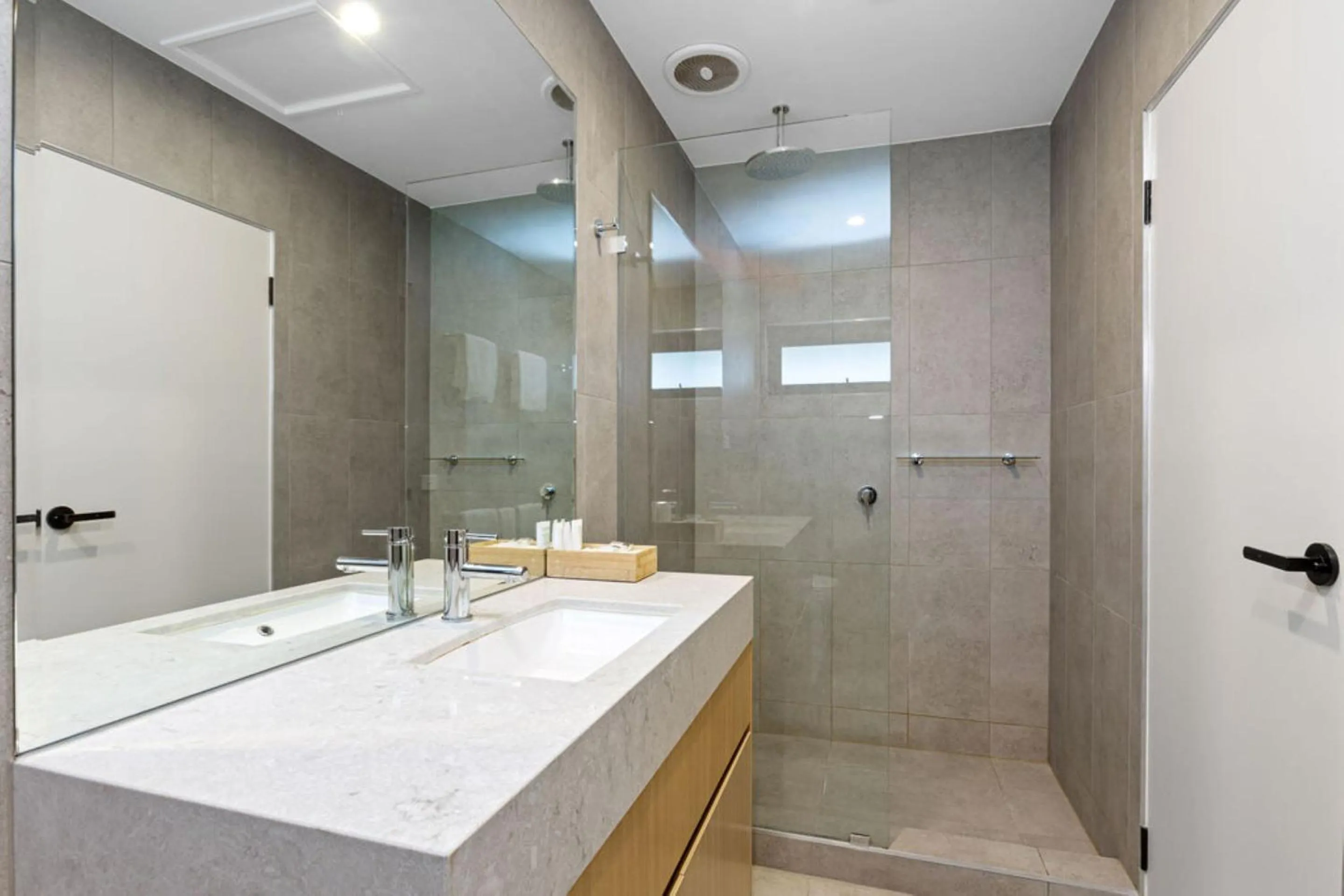 Bathroom in Apollo Bay Motel & Apartments