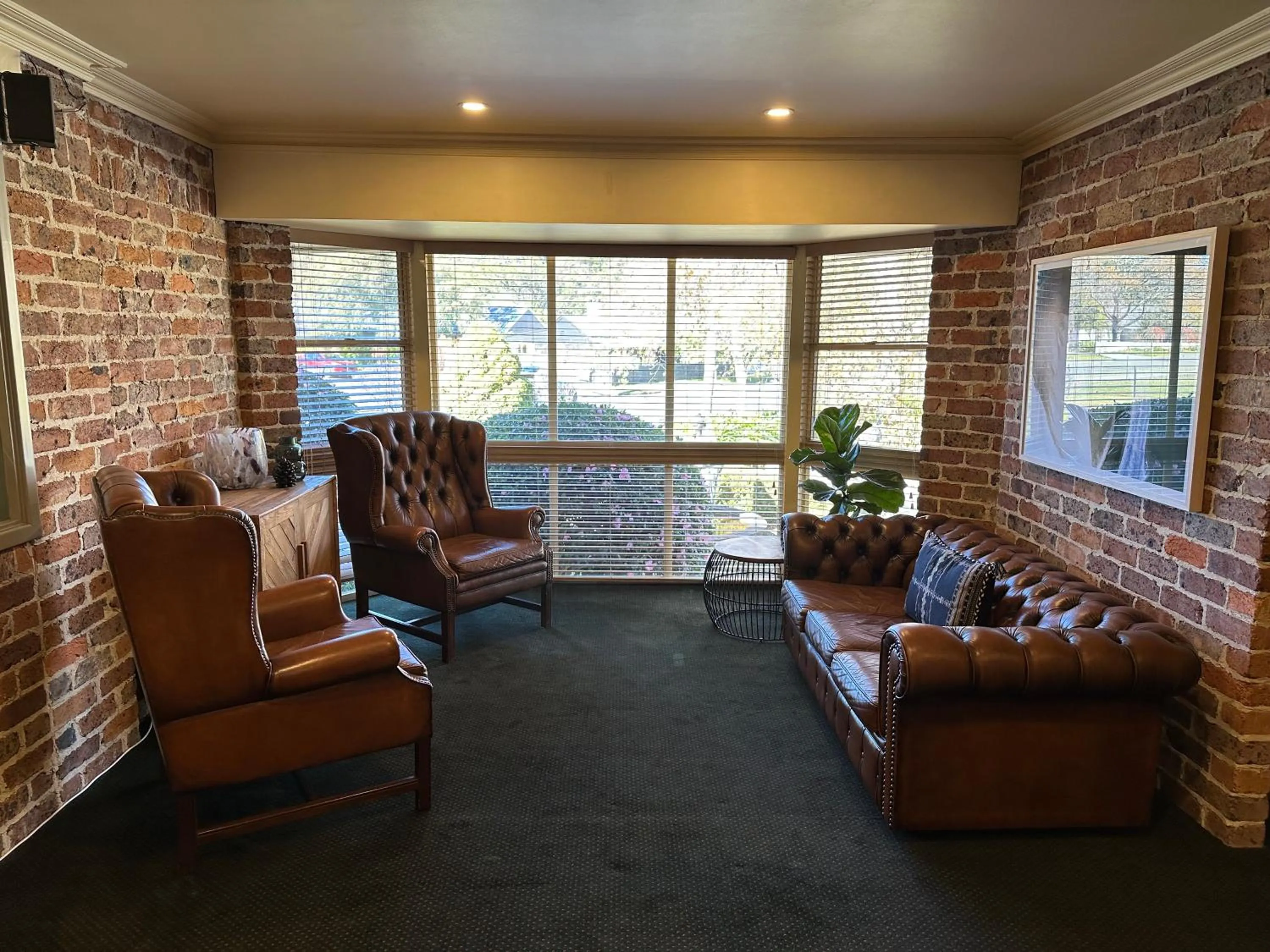Seating area in Grand Country Lodge Motel