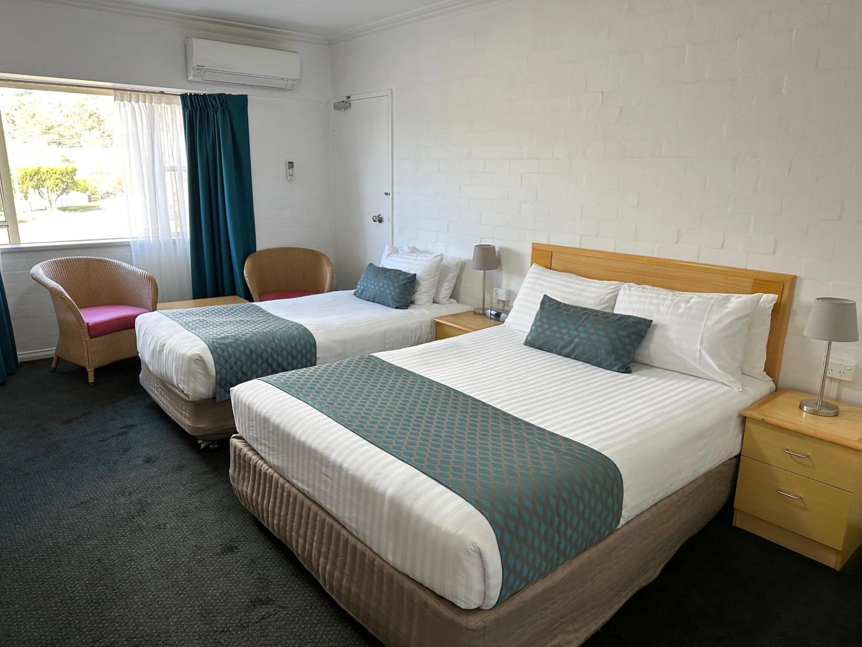 Bedroom, Bed in Grand Country Lodge Motel