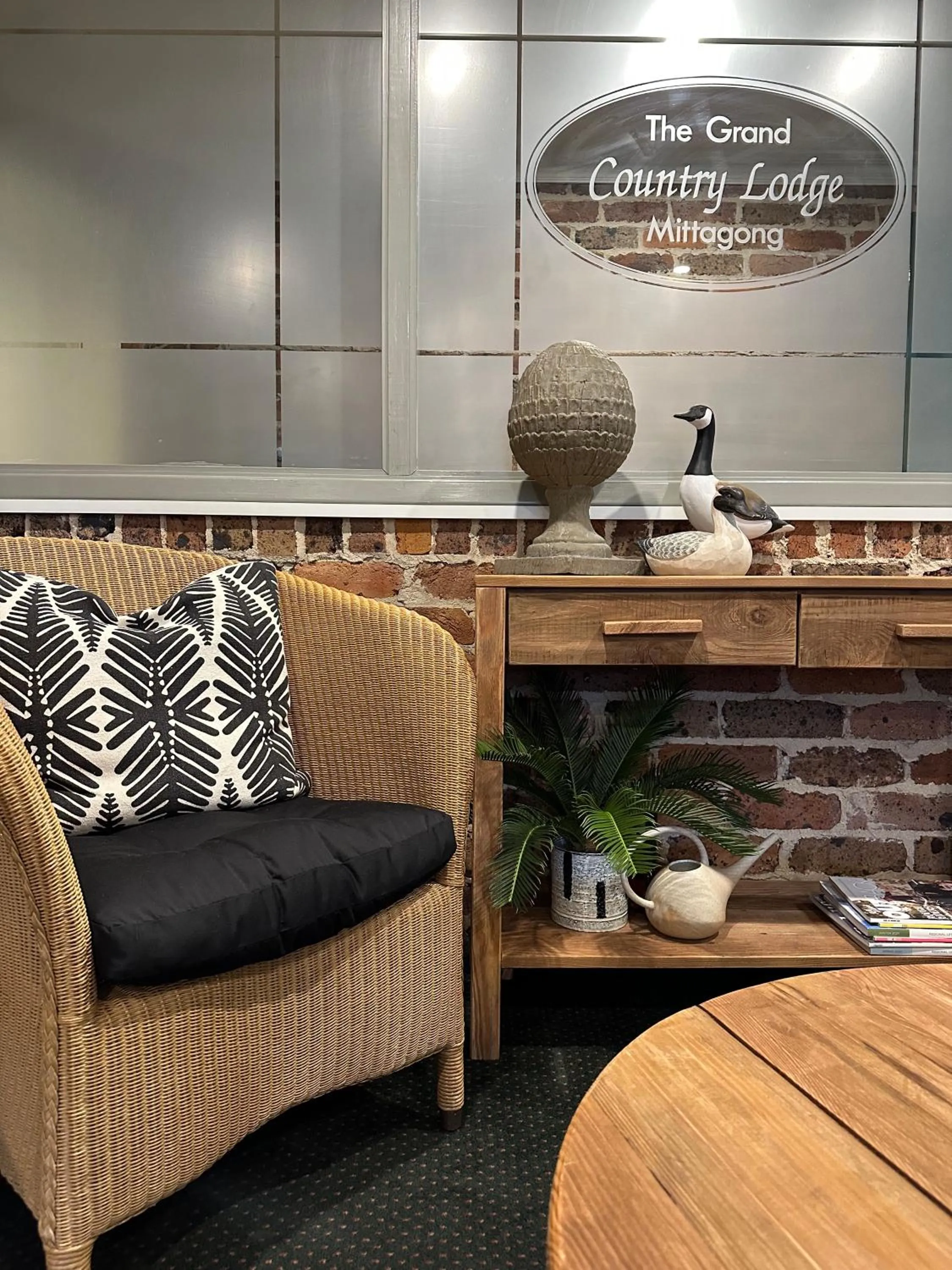 Communal lounge/ TV room in Grand Country Lodge Motel