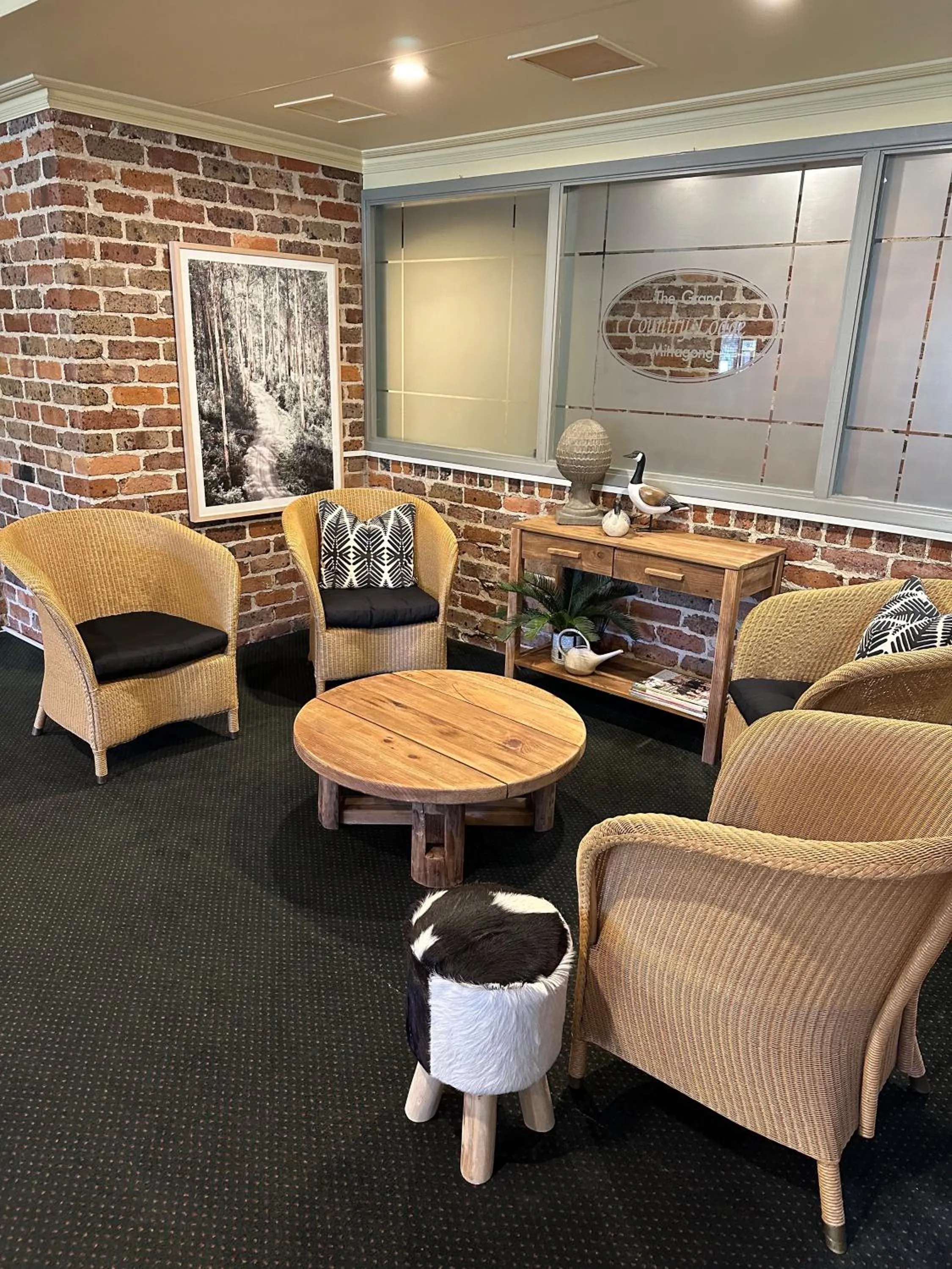 Communal lounge/ TV room in Grand Country Lodge Motel