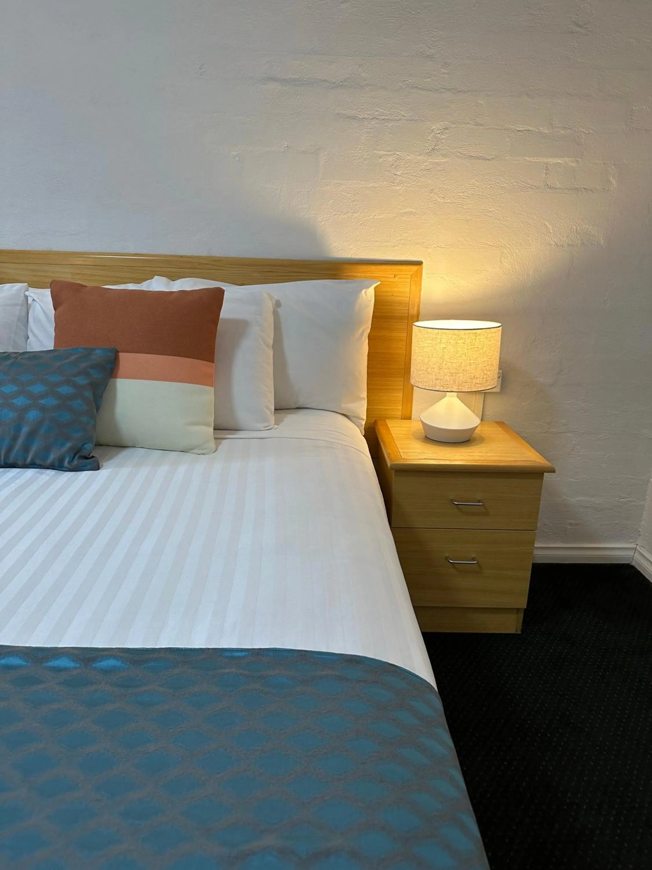 Bedroom, Bed in Grand Country Lodge Motel