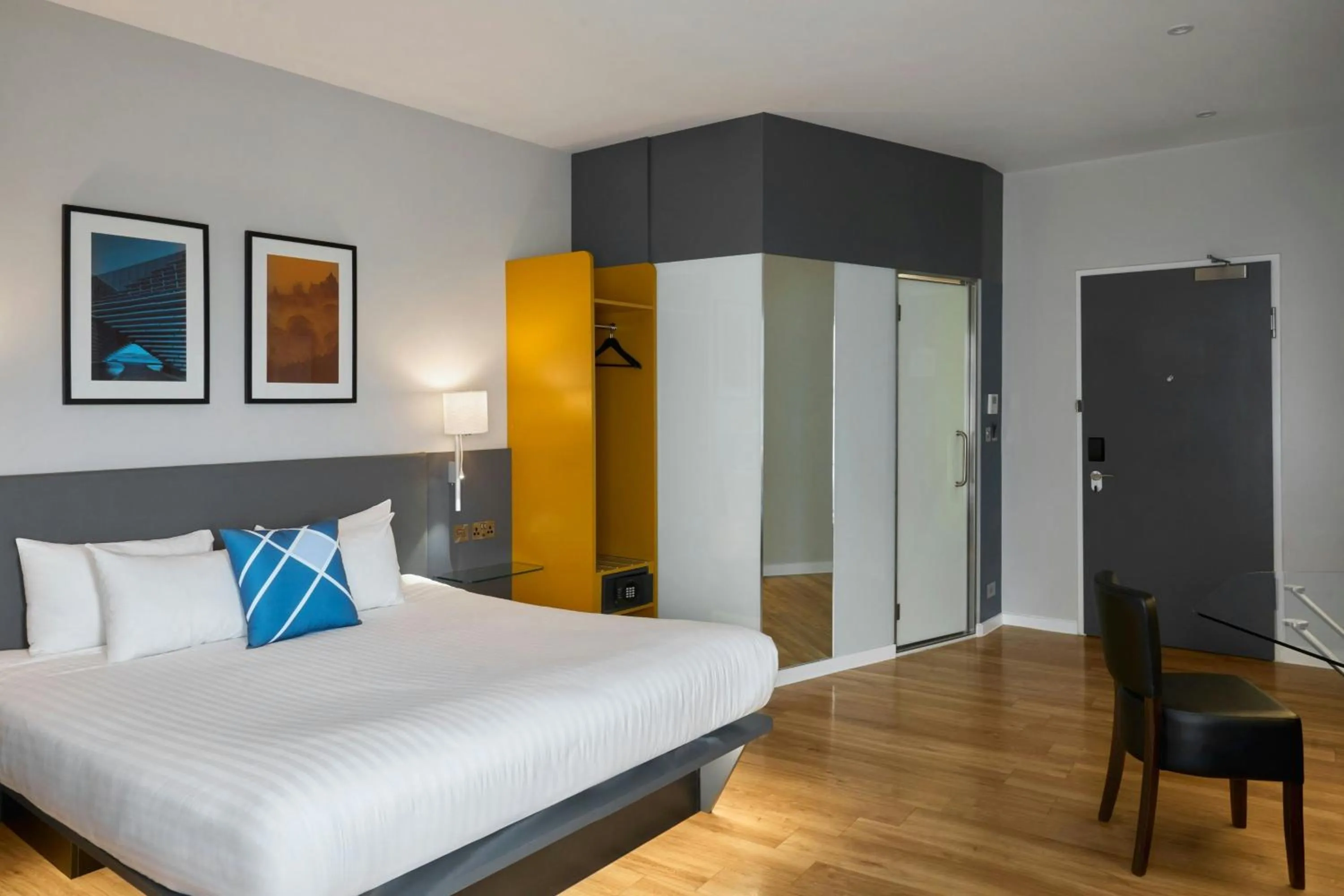 Photo of the whole room, Bed in Four Points Flex by Sheraton Dundee