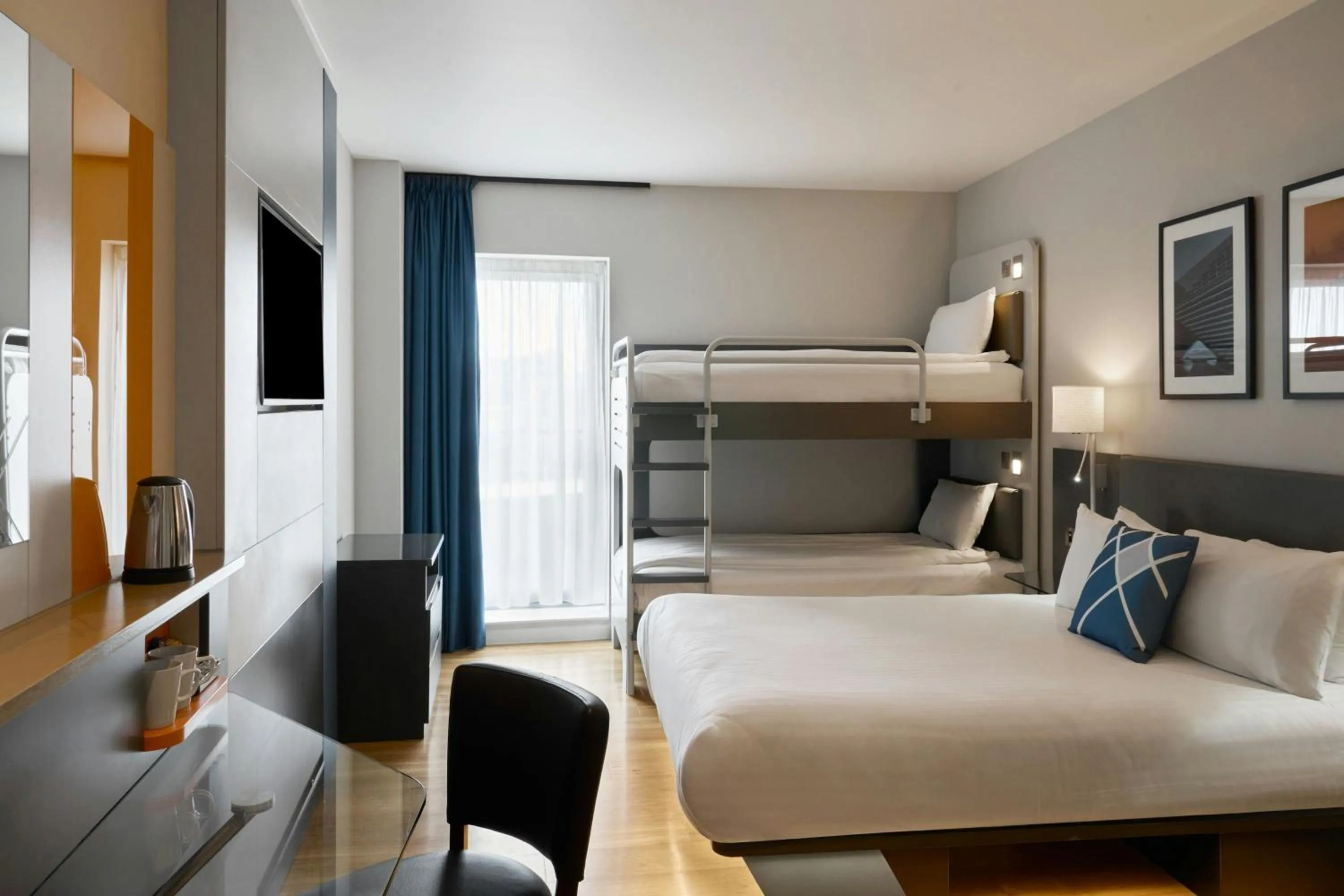 Photo of the whole room, Bed in Four Points Flex by Sheraton Dundee