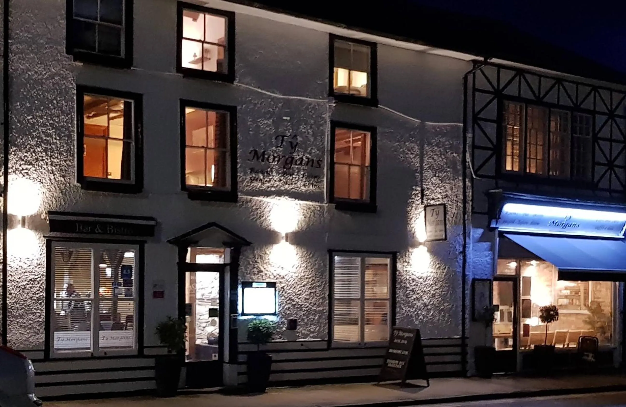 Facade/entrance in Ty Morgan's