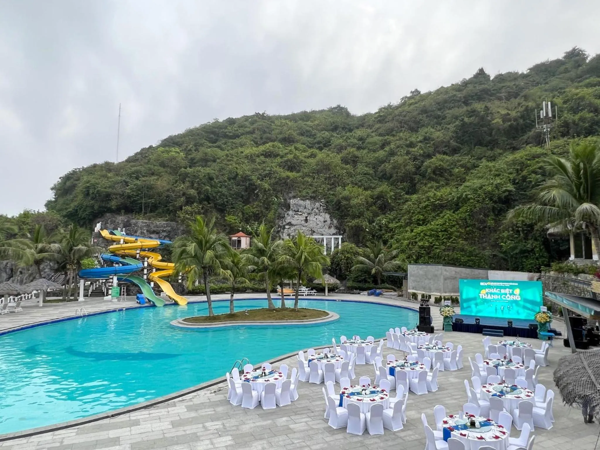 Swimming pool in The May Legend Catba