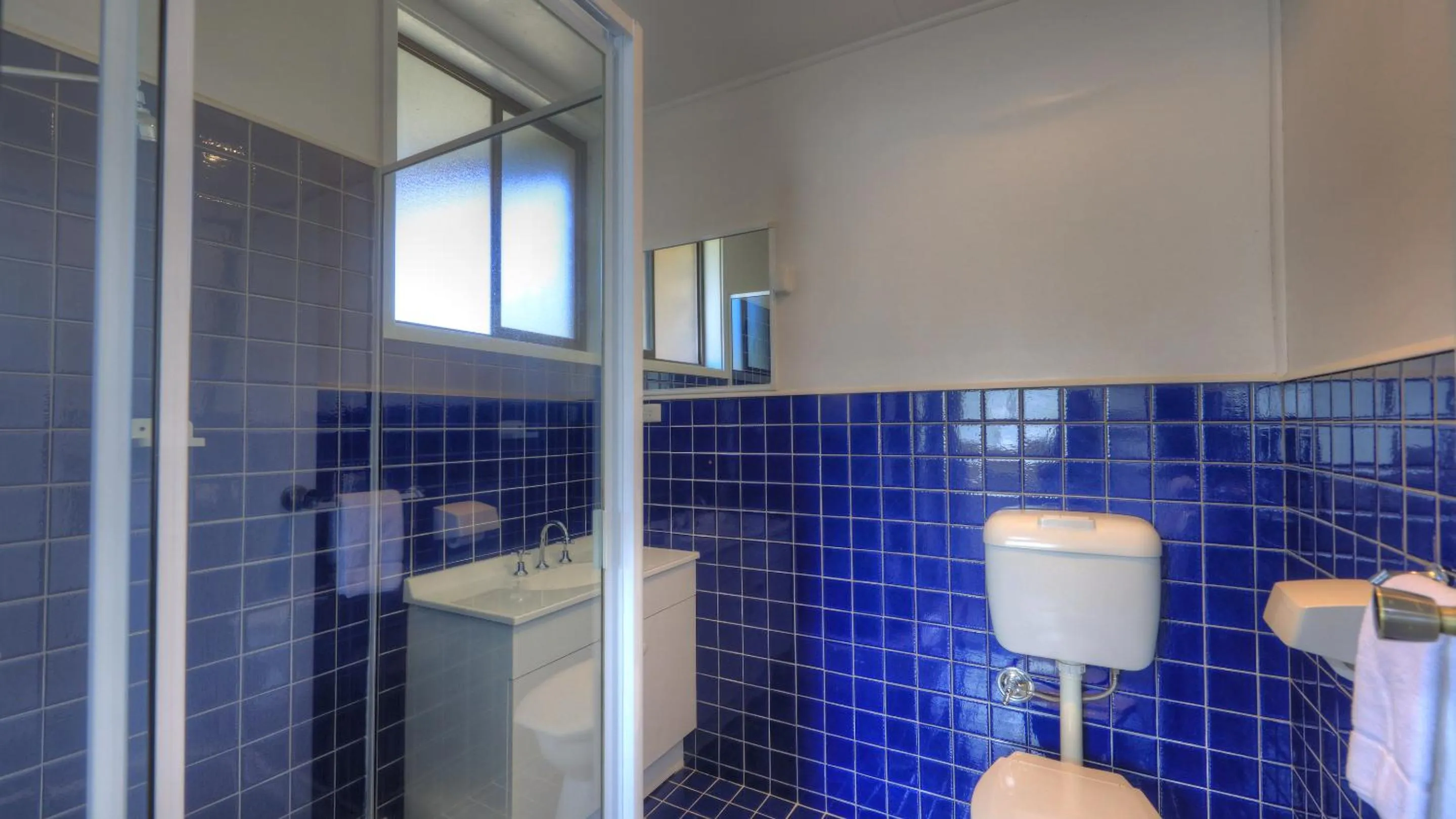 Shower in Motel Meneres