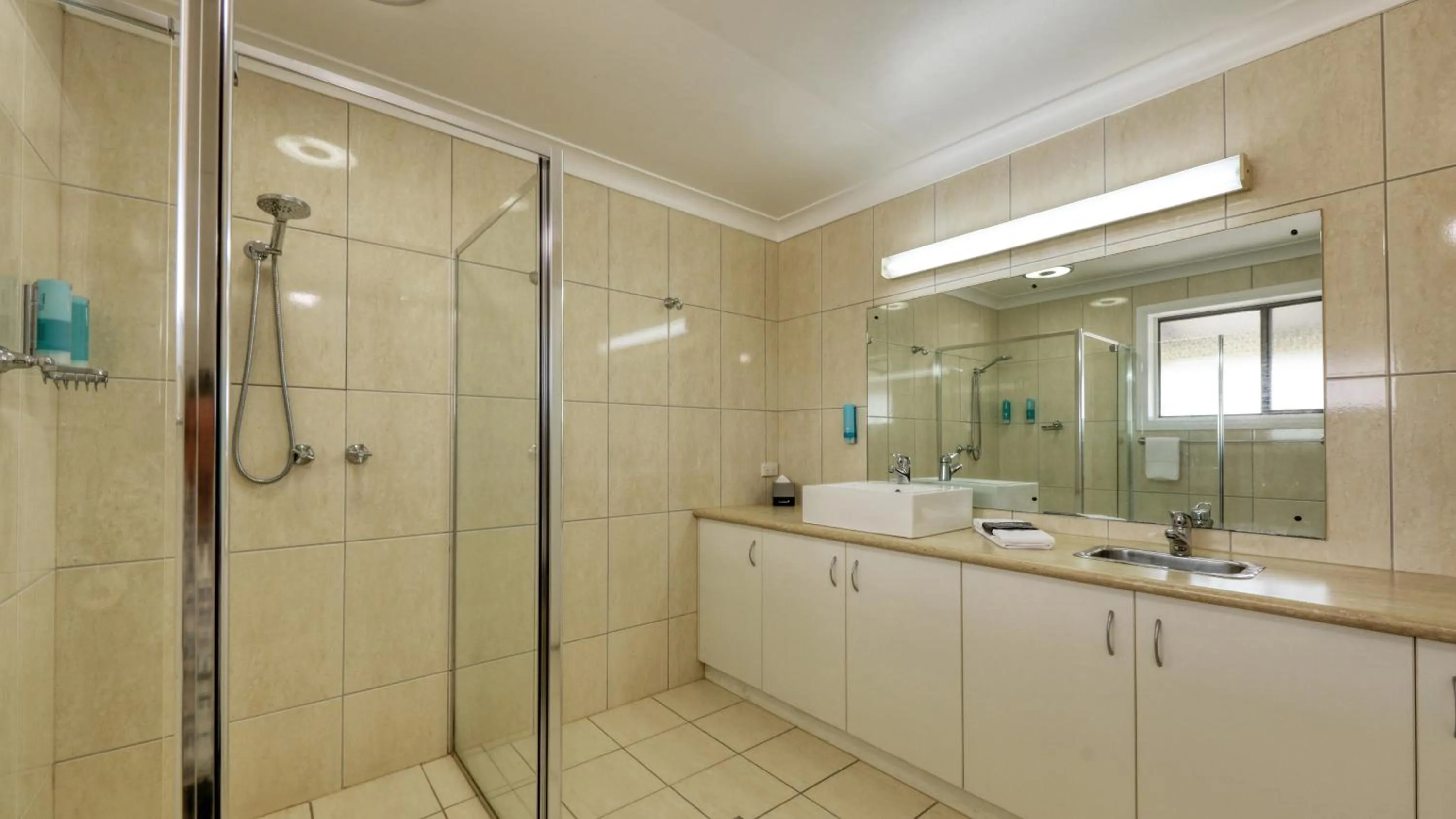 Shower in Motel Meneres