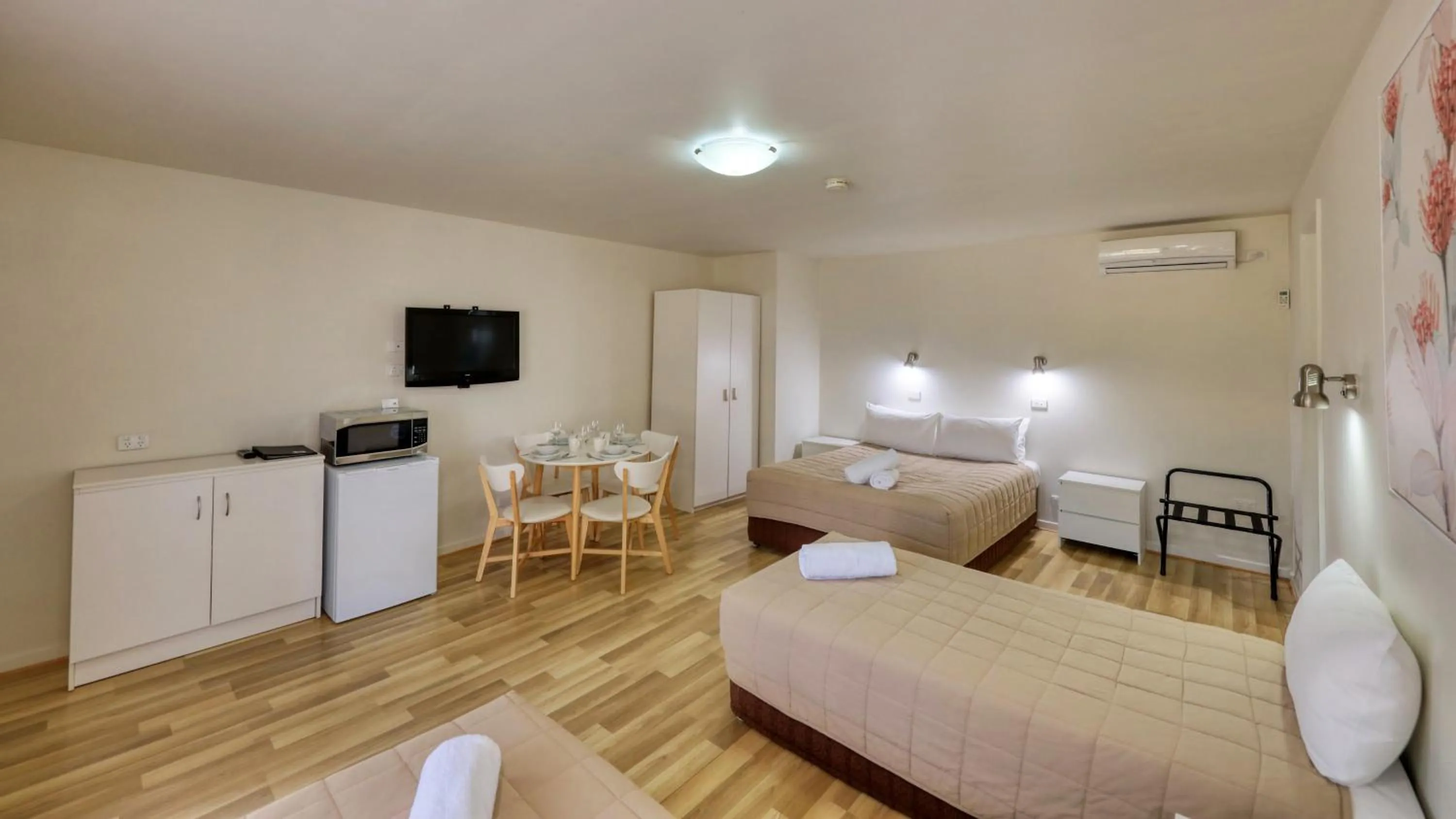 TV and multimedia, Bed in Motel Meneres