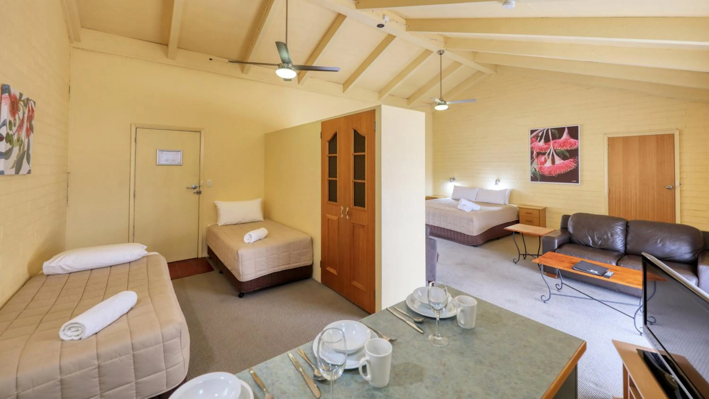 Bed in Motel Meneres