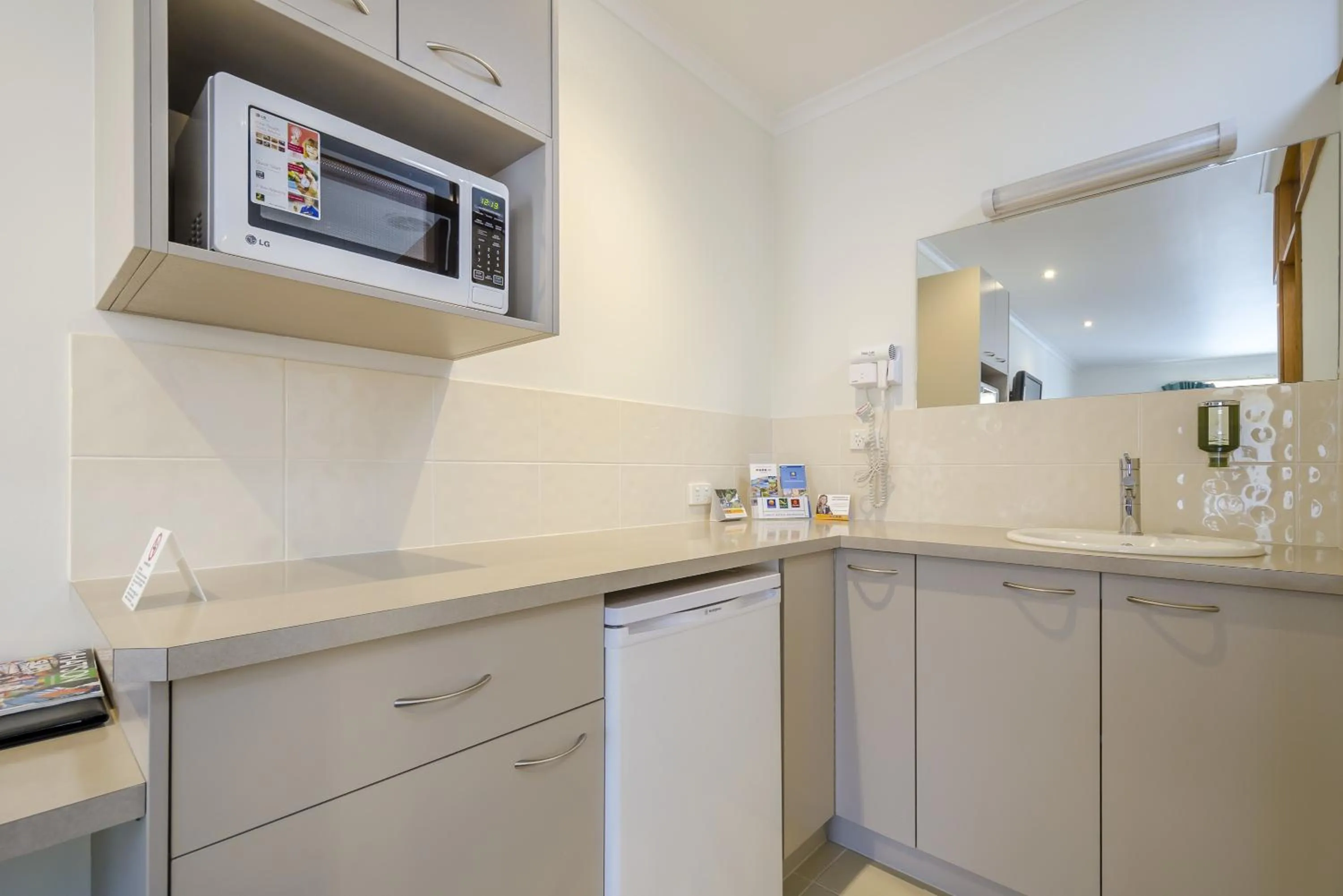 Kitchen or kitchenette in Werribee Motel and Apartments