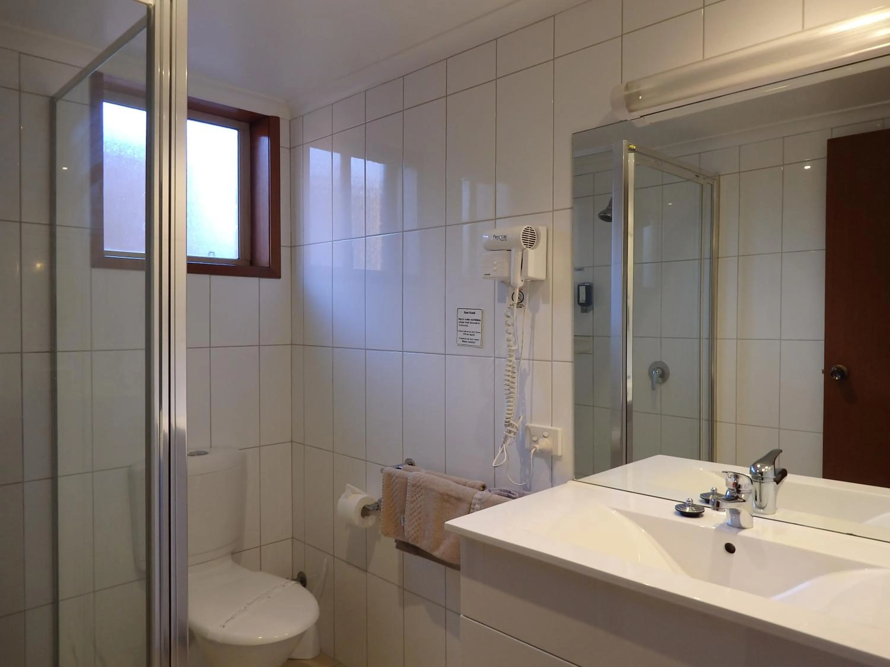 Shower in Werribee Motel and Apartments