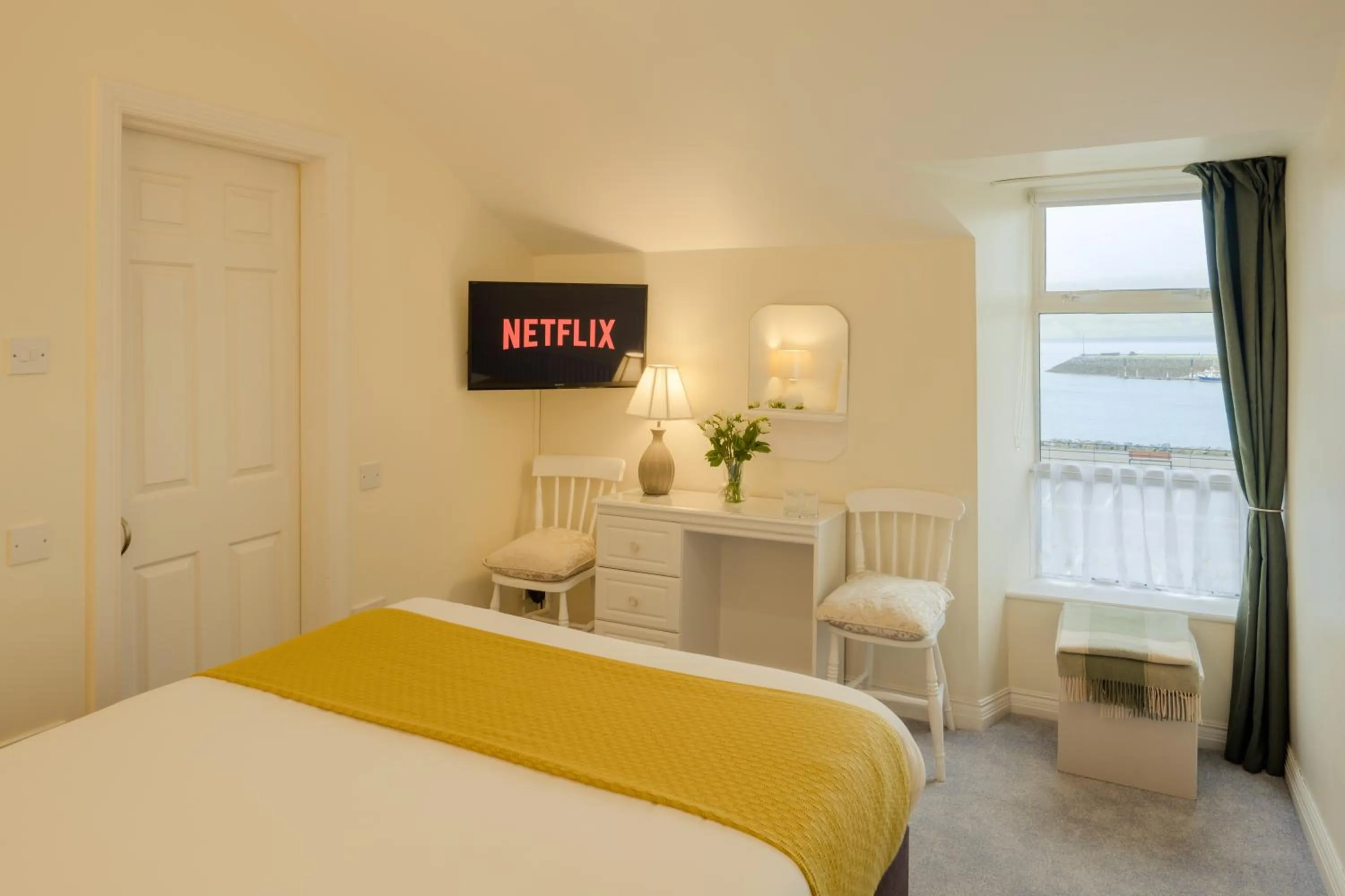 Bedroom, Bed in The Waterfront