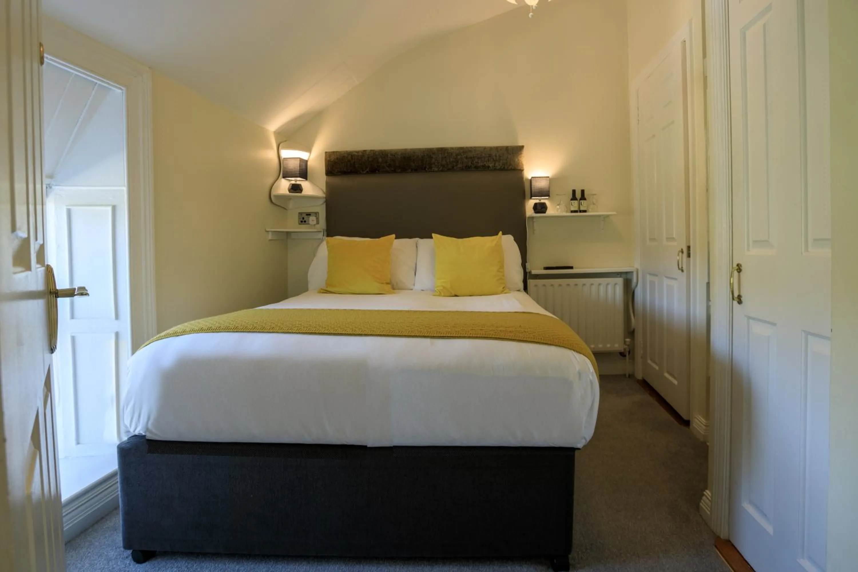 Bedroom, Bed in The Waterfront