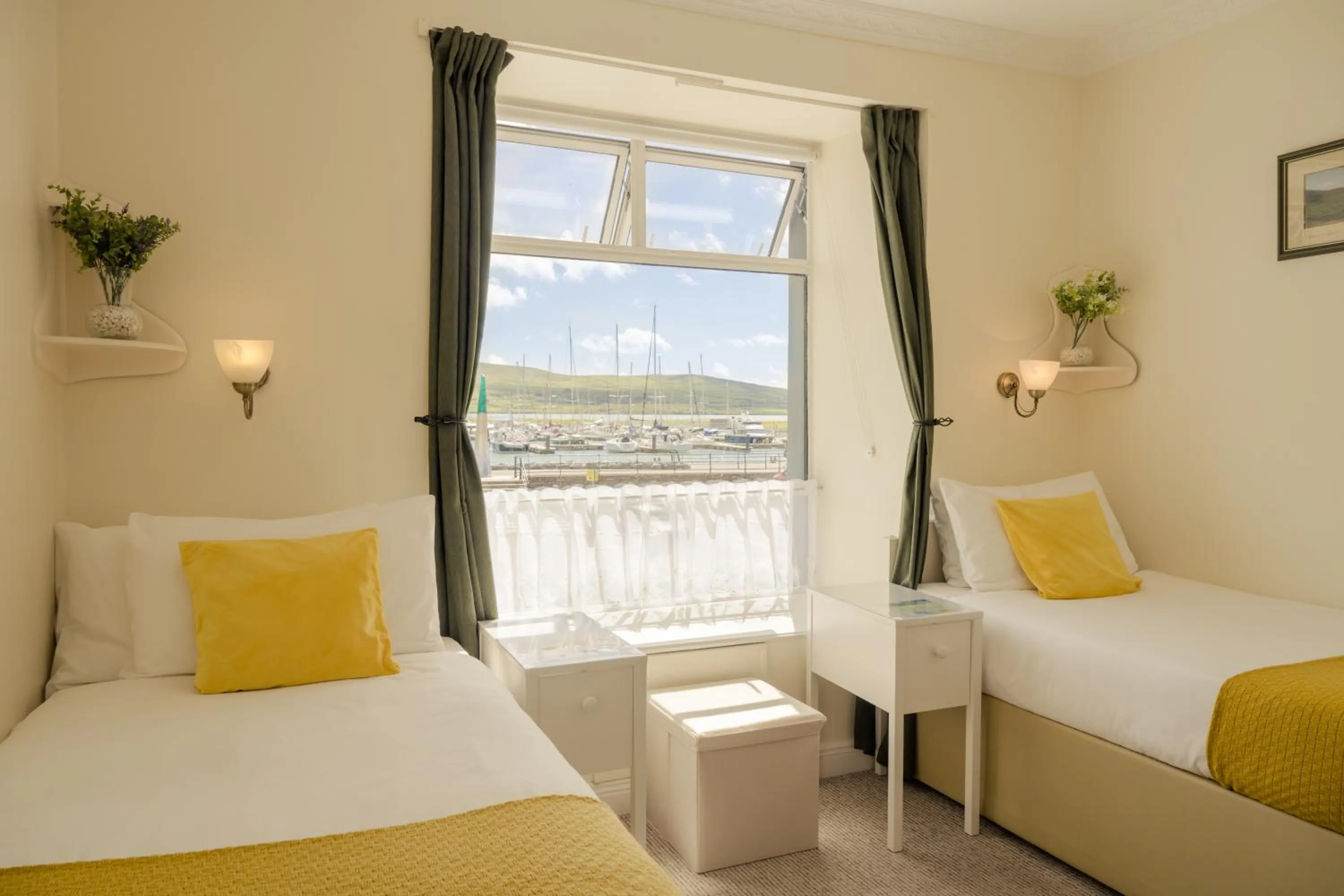 Bedroom, Bed in The Waterfront