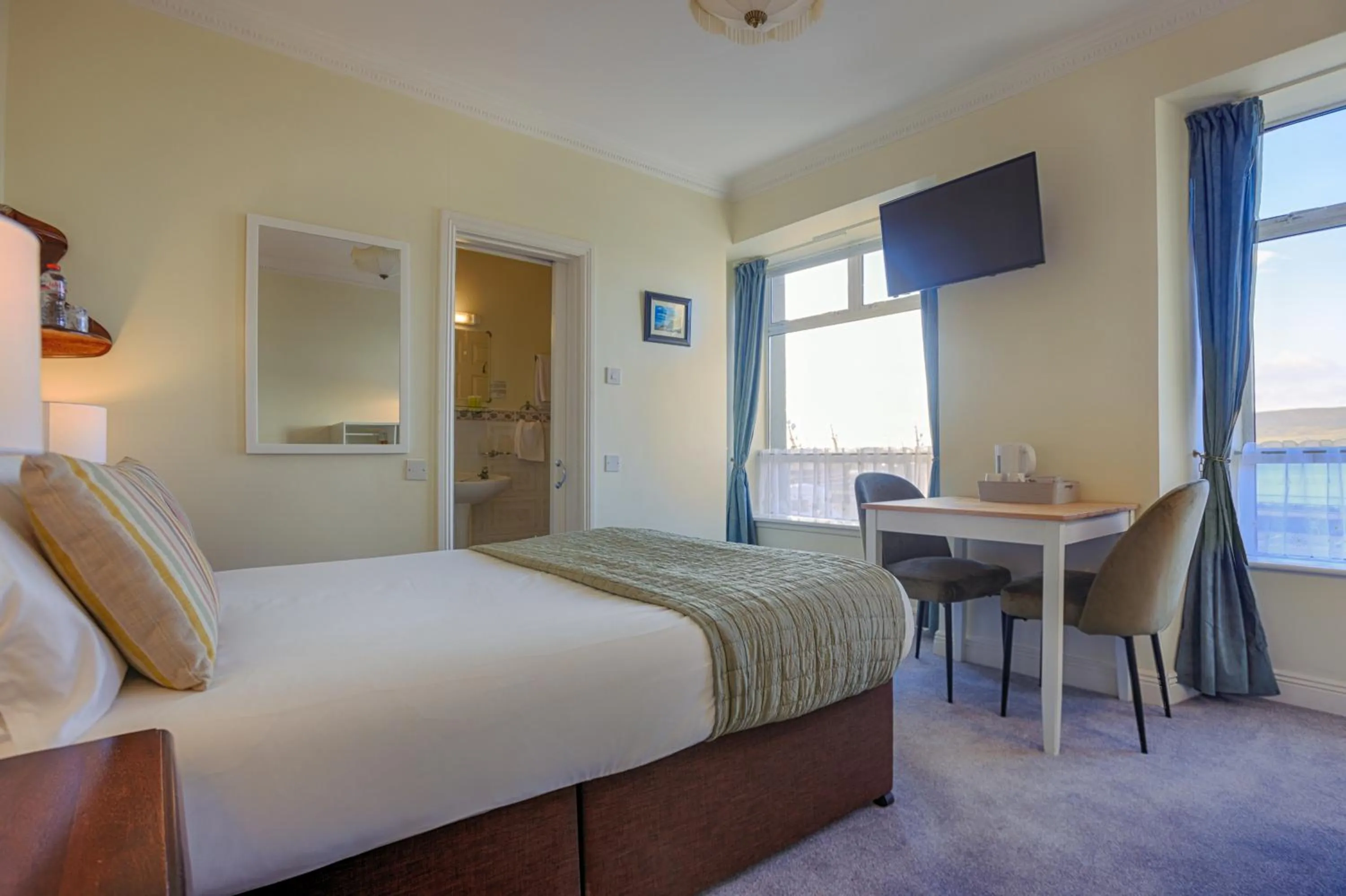 Bedroom, Bed in The Waterfront