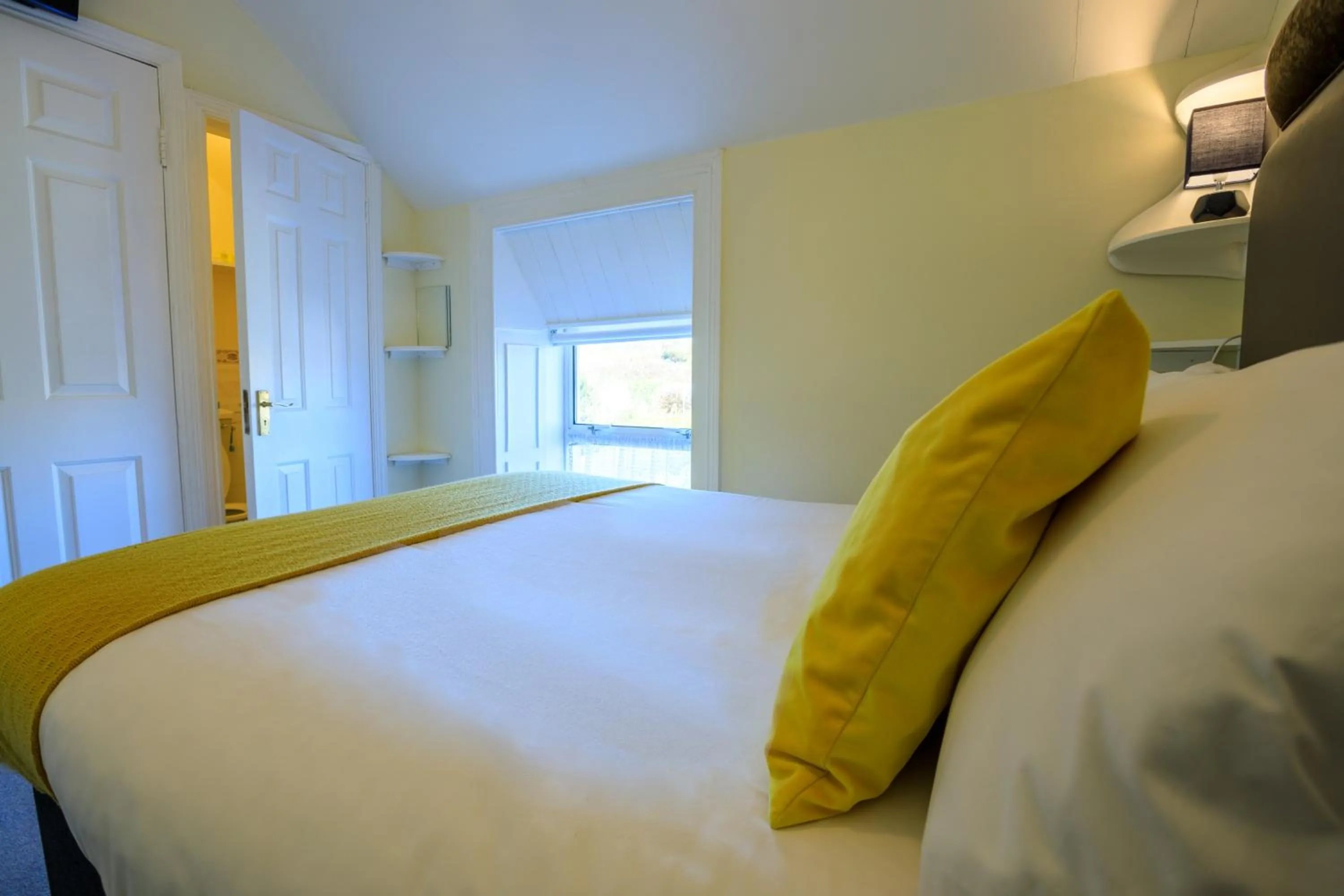 Bedroom, Bed in The Waterfront