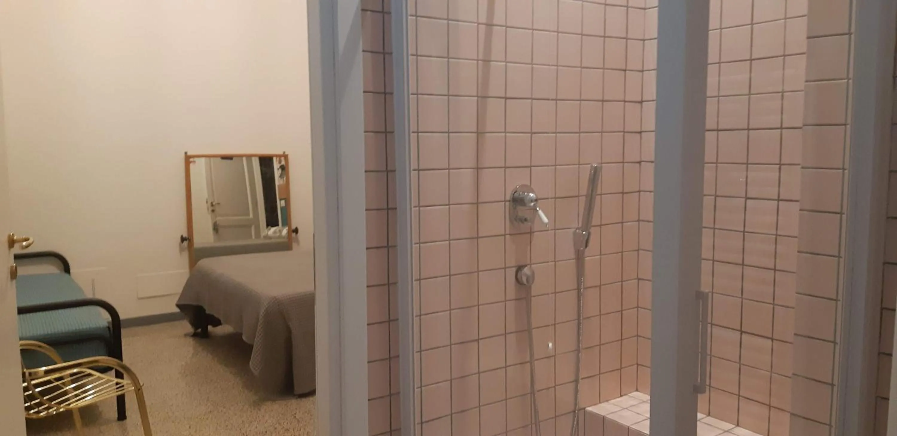 Shower in Ostello Tasso