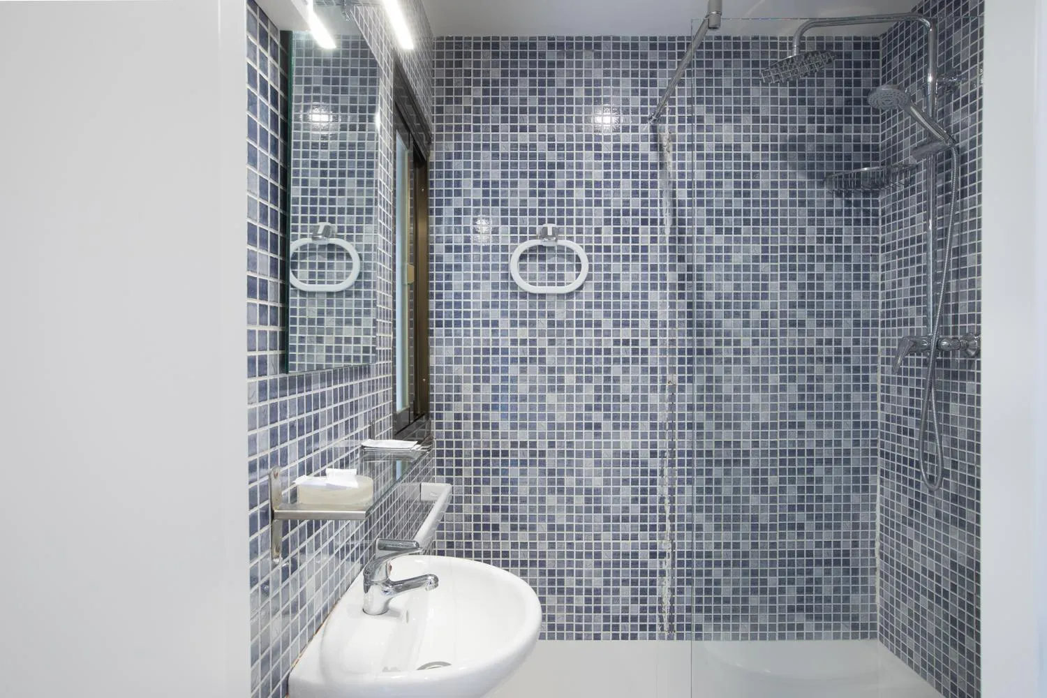 Shower in Hostal Oliveta