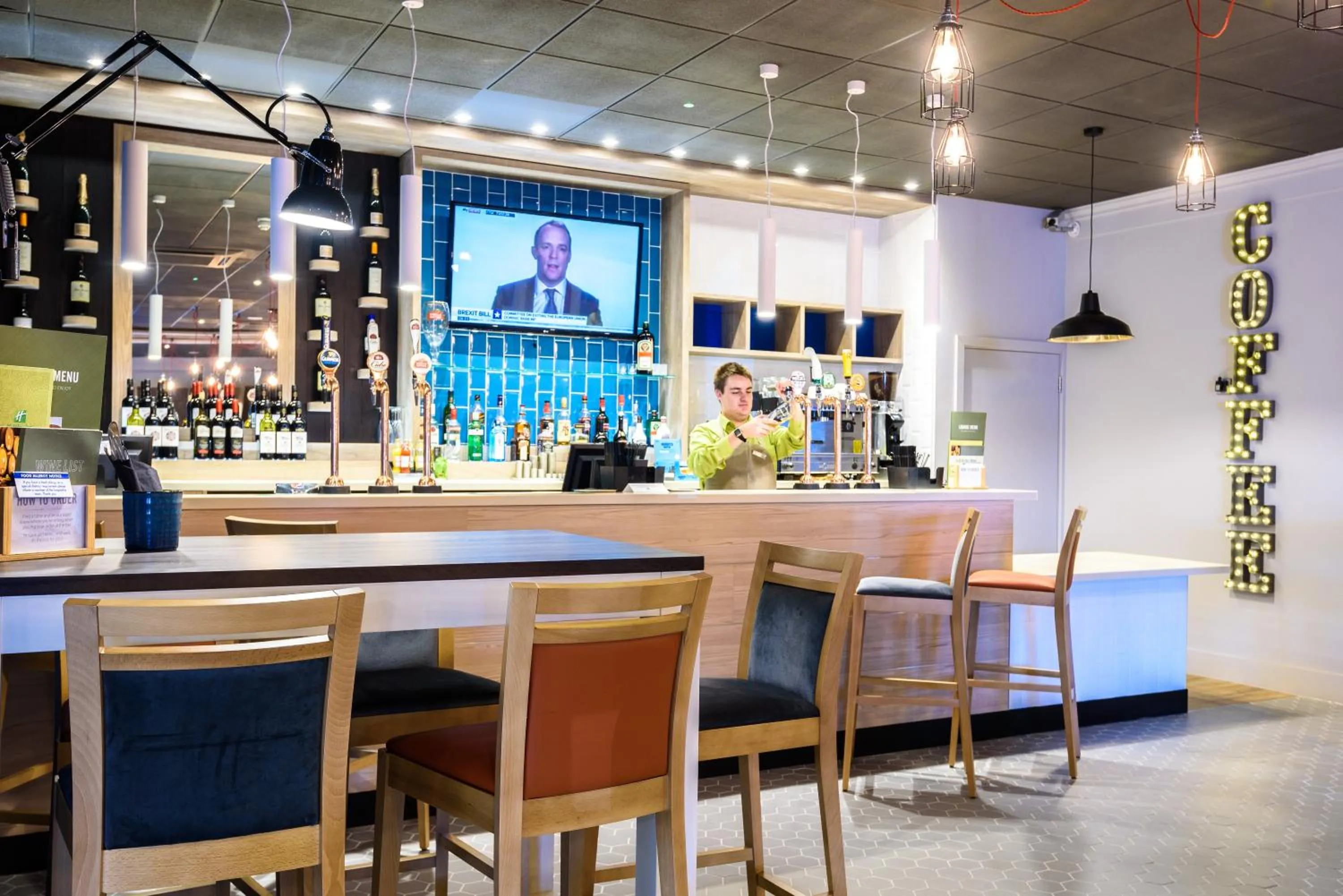 Lounge or bar in Holiday Inn Portsmouth by IHG