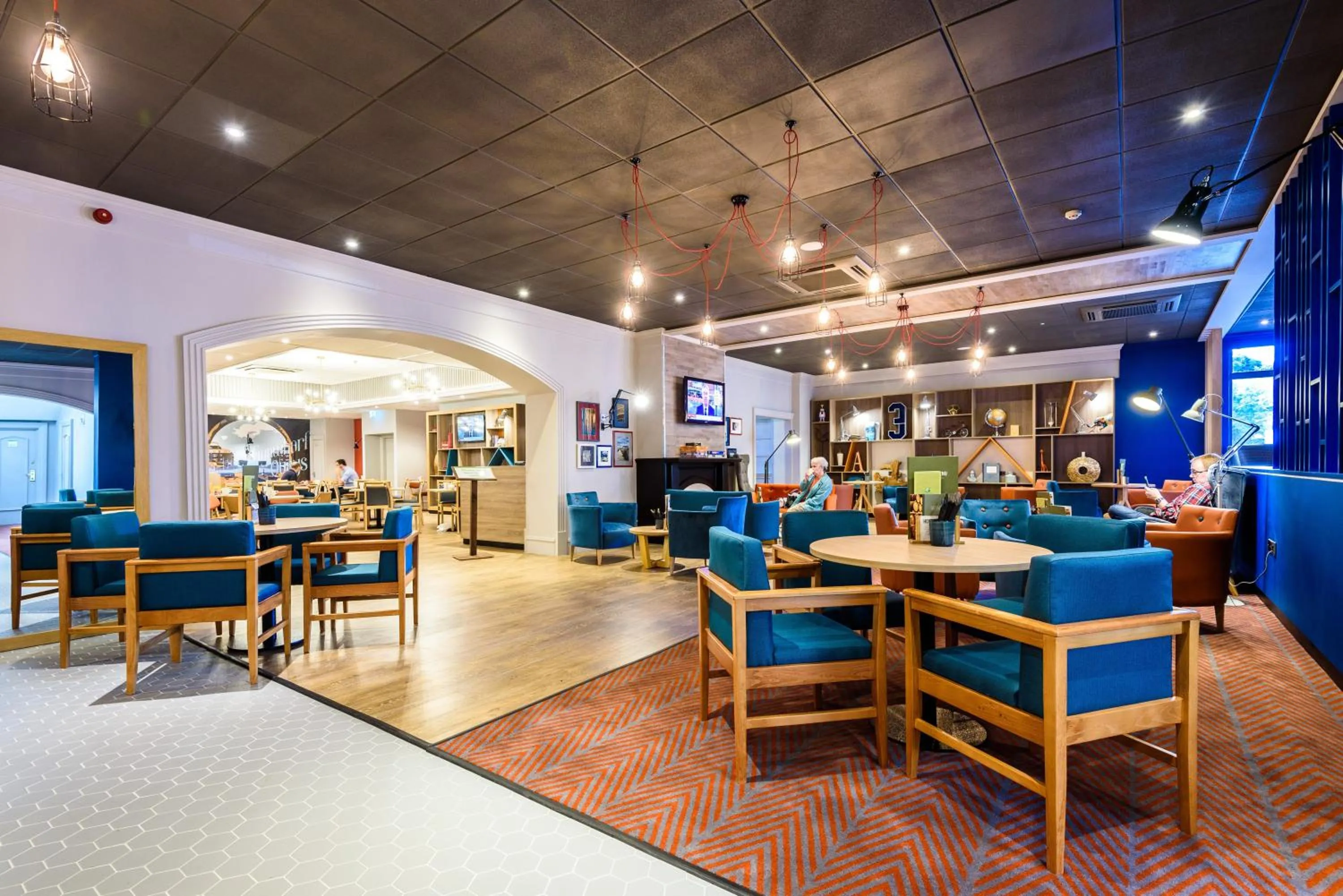 Lounge or bar in Holiday Inn Portsmouth by IHG