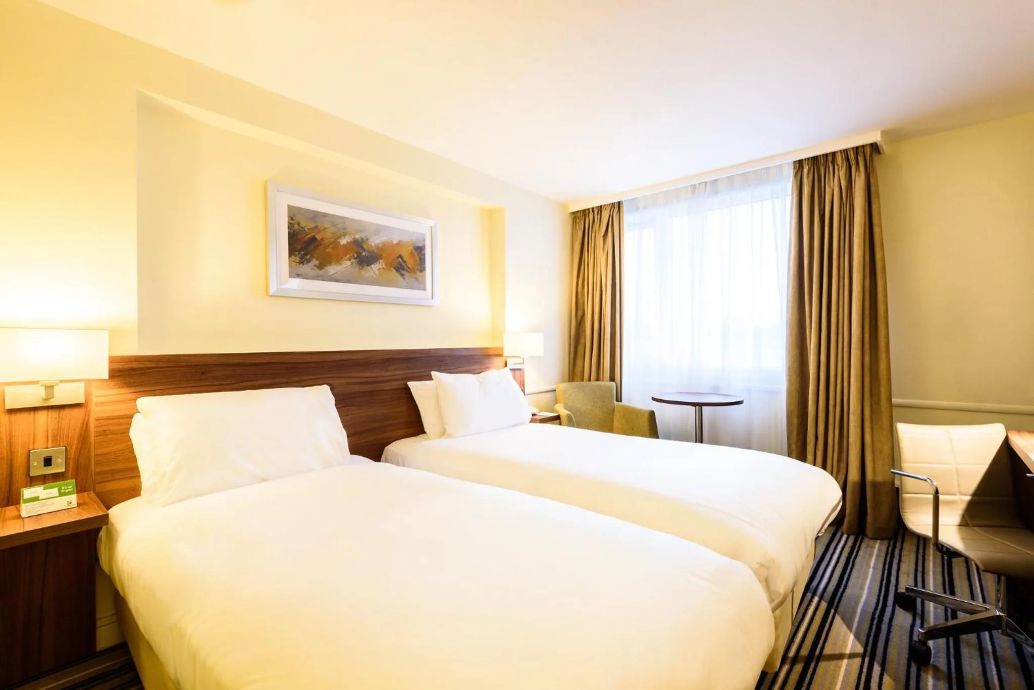 Photo of the whole room, Bed in Holiday Inn Portsmouth by IHG