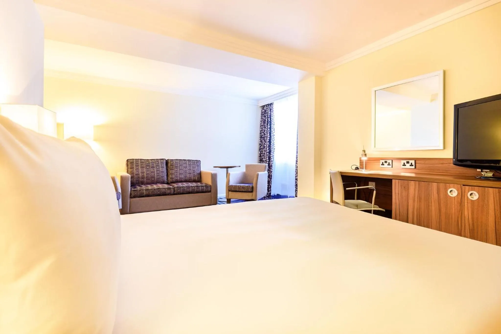 Photo of the whole room, Bed in Holiday Inn Portsmouth by IHG