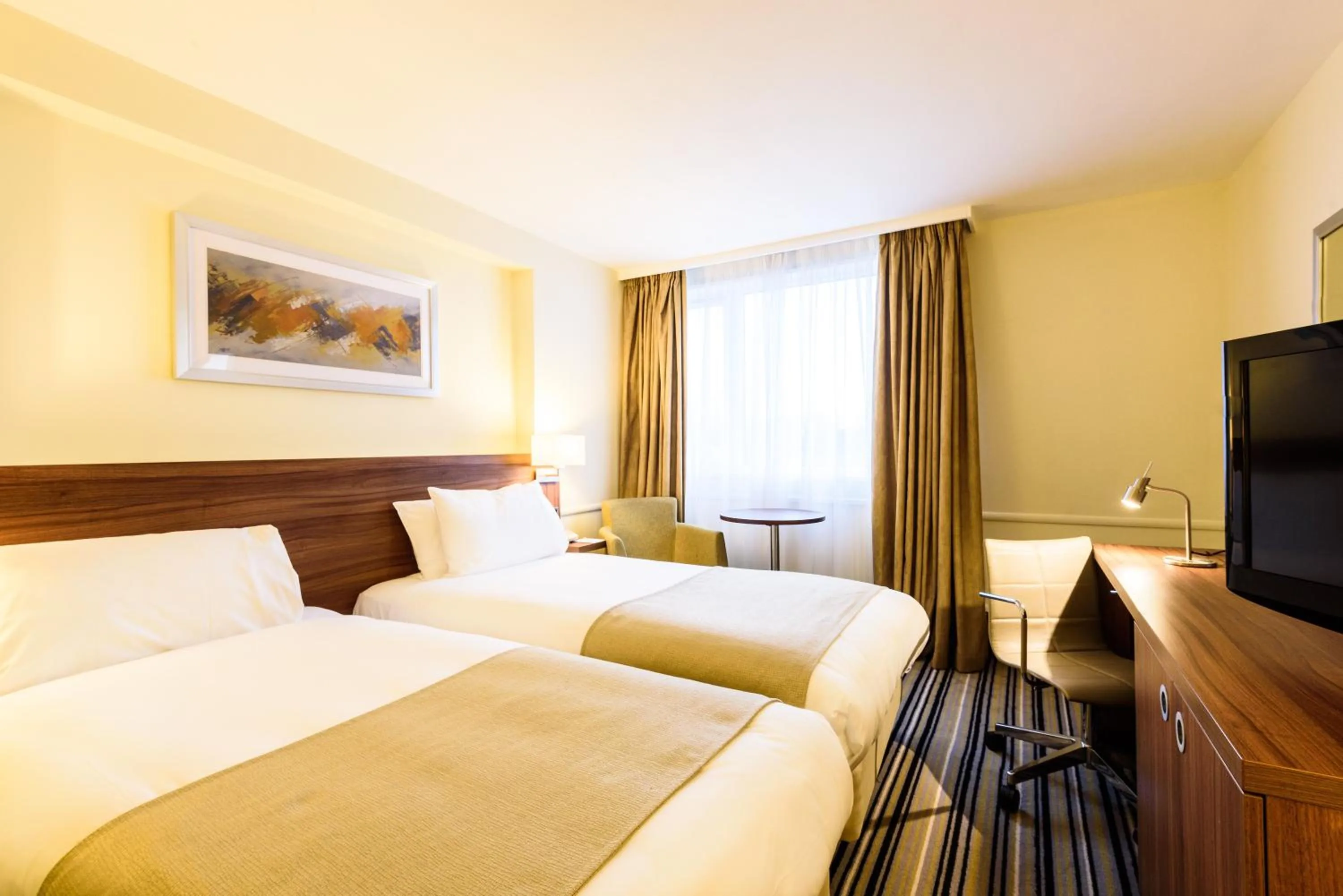 Photo of the whole room, Bed in Holiday Inn Portsmouth by IHG