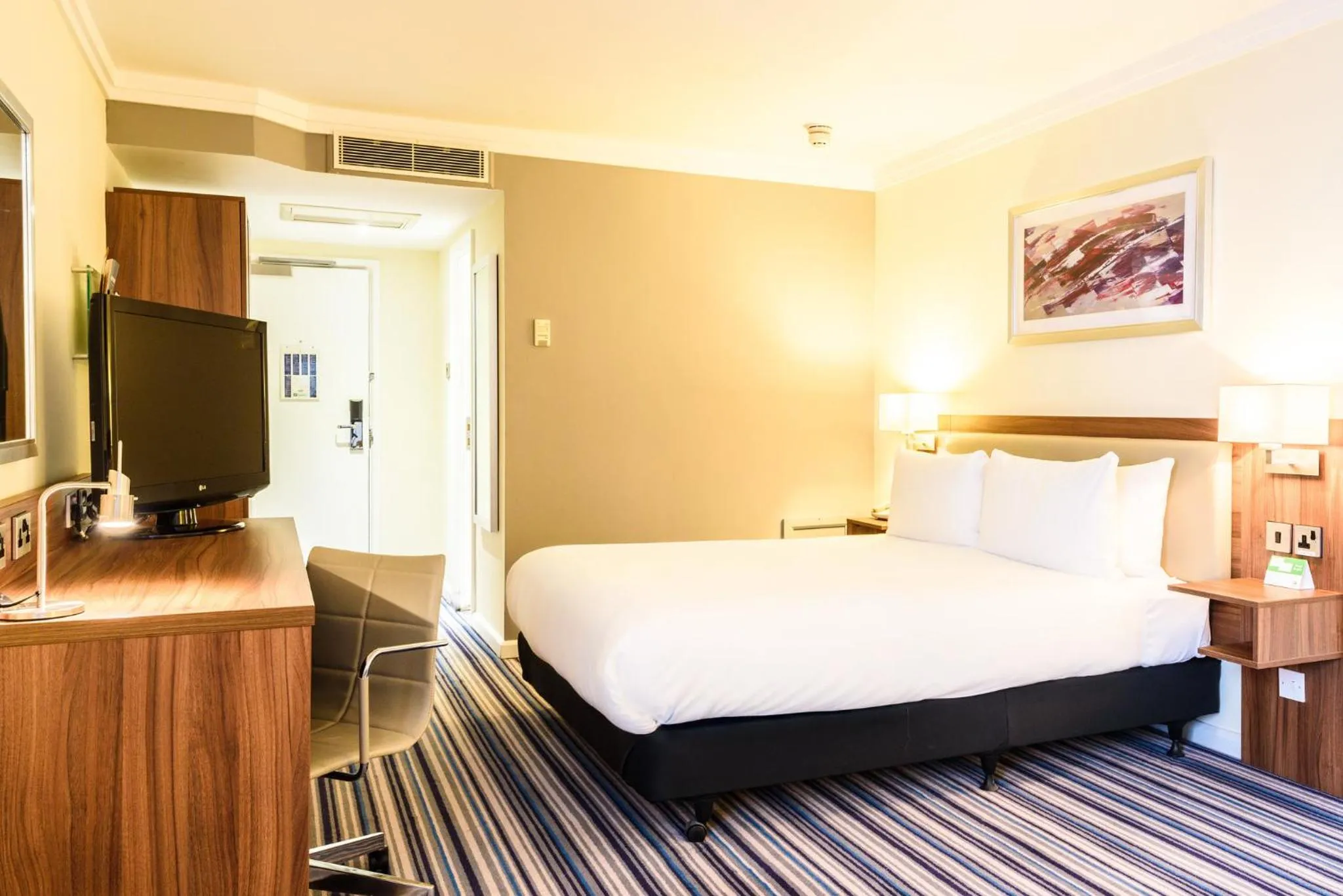 Photo of the whole room, Bed in Holiday Inn Portsmouth by IHG